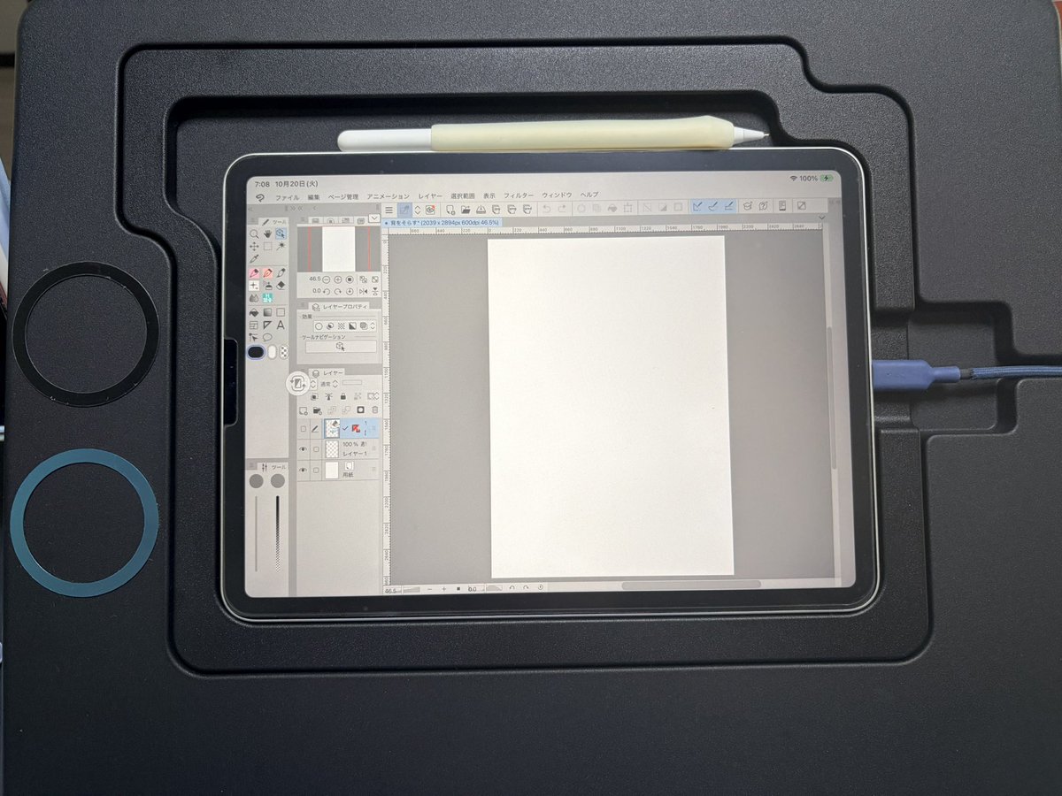 3ringogo's tweet photo. エレコムさんの新作タブレットスタンドでスマホの位置がイマイチ…って嘆いているニキへ裏技です。

①スタンドのスマホを置きたい場所に付属のリングシールを貼ります（1枚目参照）
②MagSafe対応のスマホスタンドを①にペタリ（2枚目参照）
③スマホをペタリ。好きな角度に動かせます（3枚目参照） https://t.co/3dWk5xNlBf