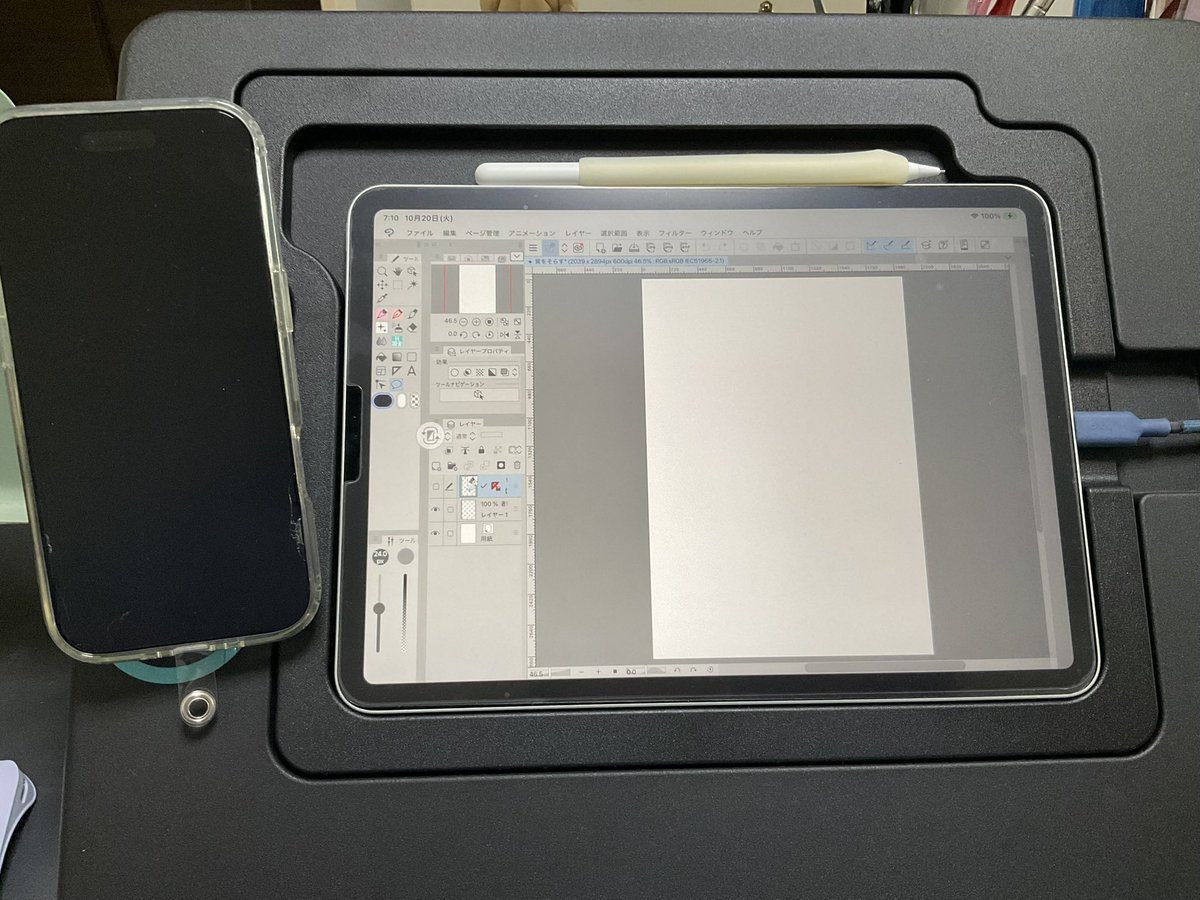3ringogo's tweet photo. エレコムさんの新作タブレットスタンドでスマホの位置がイマイチ…って嘆いているニキへ裏技です。

①スタンドのスマホを置きたい場所に付属のリングシールを貼ります（1枚目参照）
②MagSafe対応のスマホスタンドを①にペタリ（2枚目参照）
③スマホをペタリ。好きな角度に動かせます（3枚目参照） https://t.co/3dWk5xNlBf