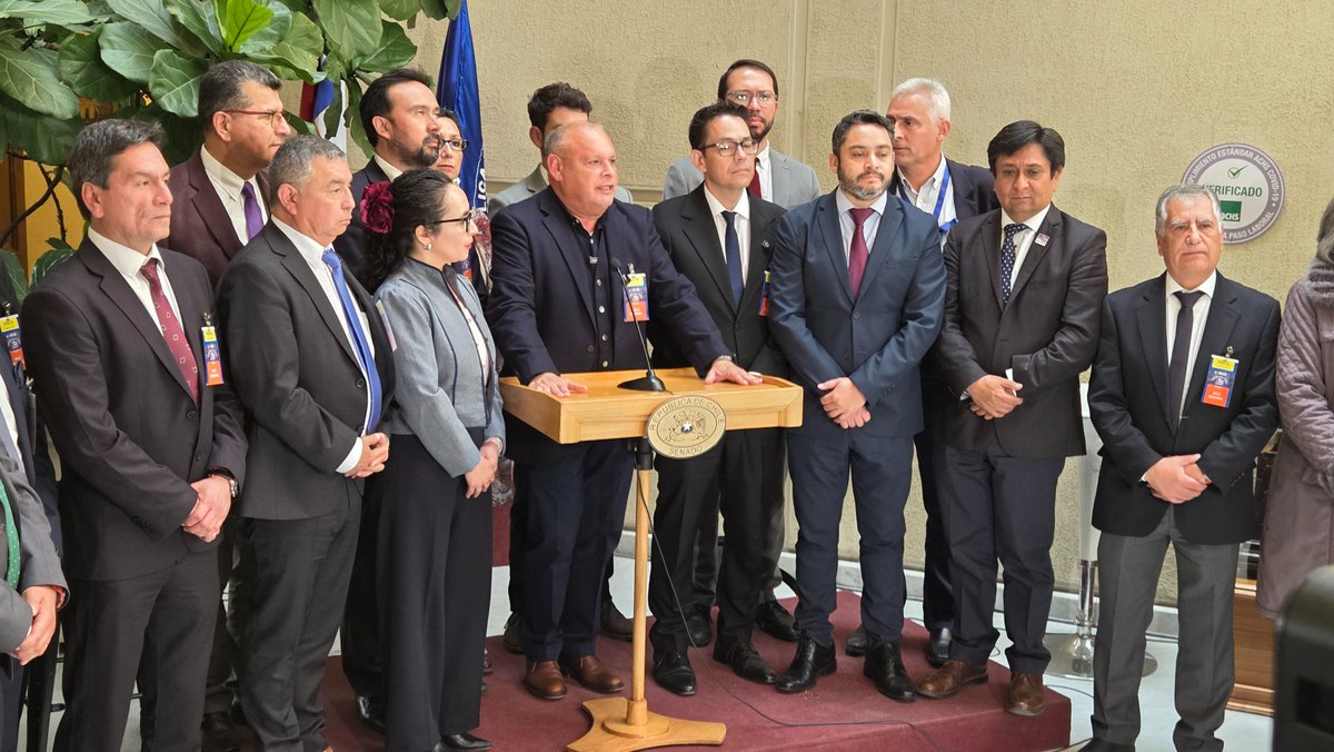 ElLongino's tweet photo. Gobernador Carvajal cuestiona la rigidez del ministro Quiroz frente al recorte de $250 mil millones a las regiones https://t.co/wOYKUwbz90 
Visite https://t.co/EsH7CuoXwF
#Iquique #AltoHospicio #Tarapaca #Chile https://t.co/CTzxJrRPnZ