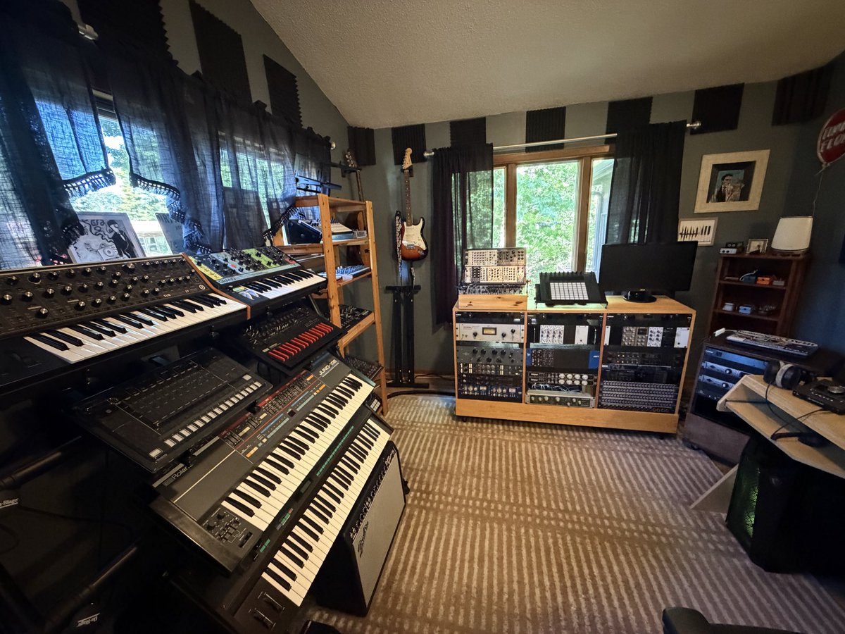 Notorious_Favi's tweet photo. My home studio

#music #musicstudio #mixingandmastering #studioporn https://t.co/S4olijb2Ea