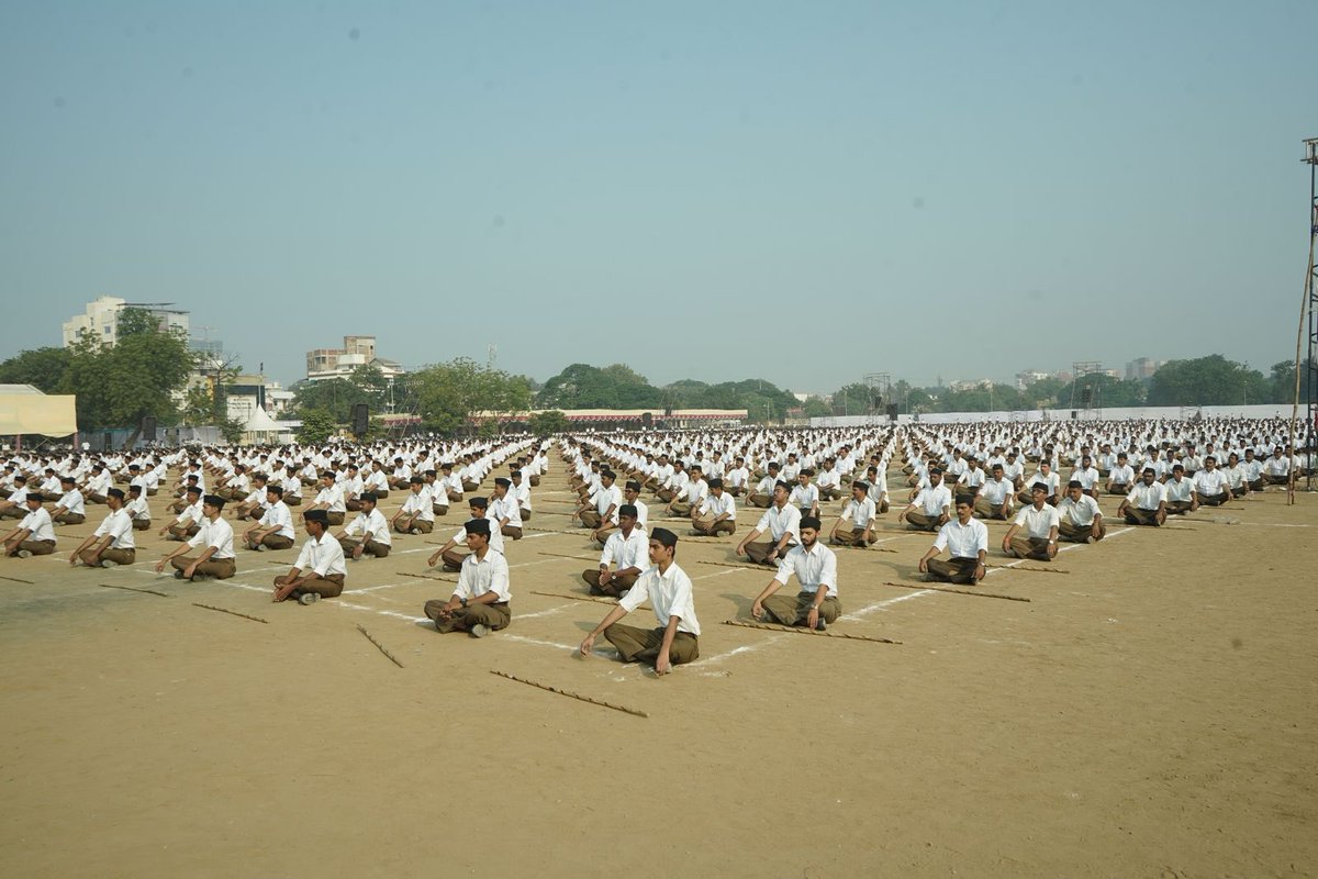 RSSorg's tweet photo. भारत, हिन्दू व संघ को किस प्रकार तोड़ सकते हैं(dismantling) इस का विचार कर योजना बना कर आसुरी ताकतें कार्य करती हैं । उन्हीं की प्रकृति के कुछ लोग इसमें सहायता के लिये मिल जाते हैं। क्षुद्र सत्ता स्वार्थ तथा विवेकहीनता के कारण कुछ महत्वाकांक्षी नेता लोग भी शामिल होते हैं। - सरसंघचालक मोहन भागवत जी 
RSS #Vijayadashami