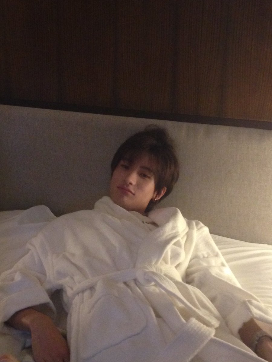 tjenacka's tweet photo. "langsung bobo                        "aku udah gak
ya? kamu lagi                             menarik ya
sakit"                                          buat kamu?" ;( https://t.co/2tyciCRD55