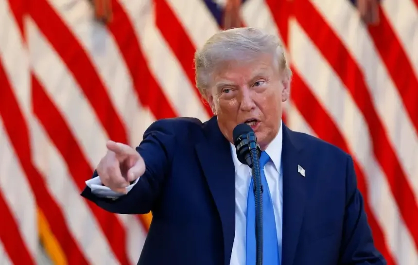 unomasunomx's tweet photo. 🇺🇸🇲🇽 Trump presume un pacto “grandioso” con México

Donald Trump aseguró que Estados Unidos y México están muy cerca de cerrar un acuerdo comercial, y lo calificó de “grandioso” 🤝. Lo dijo la noche del lunes 19 de octubre en un mitin en Kansas 🎤, sin dar fechas ni detalles de lo que contendría.

📌 No es la primera vez. Días atrás, en Tennessee, prometió otro acuerdo con México y afirmó que su país no necesita a Canadá 🍁.

🗳️ El contexto pesa: las elecciones intermedias en EU están a unas semanas, y el comercio también se usa como bandera política.

📅 Además, desde julio la revisión del T-MEC es anual, y la consulta pública de Washington sigue abierta hasta enero de 2027.

🏛️ Sheinbaum reveló en su mañanera que Trump le ha pedido comprar más gas natural ⛽. Ella respondió que México tiene cinco plantas de ciclo combinado y quiere desarrollar más ese sector.

🛢️ También contó que Trump le sugirió que podría ayudar en el pacto si hay apoyo a la producción petrolera. Su respuesta fue clara: las leyes mexicanas no permiten otorgar derechos sobre el petróleo.

⚠️ Por ahora hay entusiasmo en el discurso, pero ningún texto a la vista. Falta saber qué pasará con los aranceles, qué compromisos energéticos se asumirían y qué papel tendría Canadá.

🔎 Mientras no haya letra pequeña, el “grandioso” de Trump sigue siendo una promesa.

#Trump #México #TMEC #Sheinbaum #ComercioExterior #unomasunoInforma