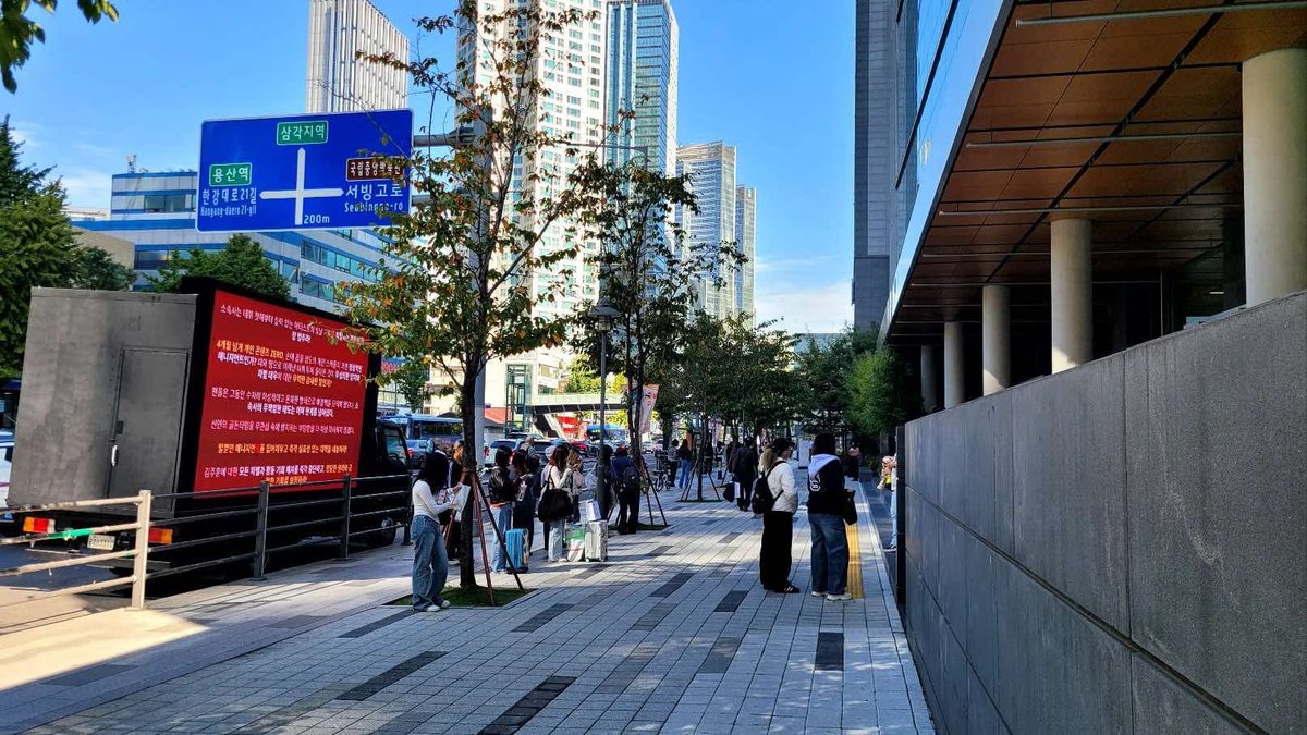 juhoonityvn's tweet photo. ‼️"JUHOON PROTECTION CAMPAIGN" LED TRUCK UPDATE ‼️

⏰10:00 - 18:00

The second day's led truck of Vietnamese JUHOON's Fan Campaign has officially arrived in front of HYBE building https://t.co/9N8Xtr3ztK