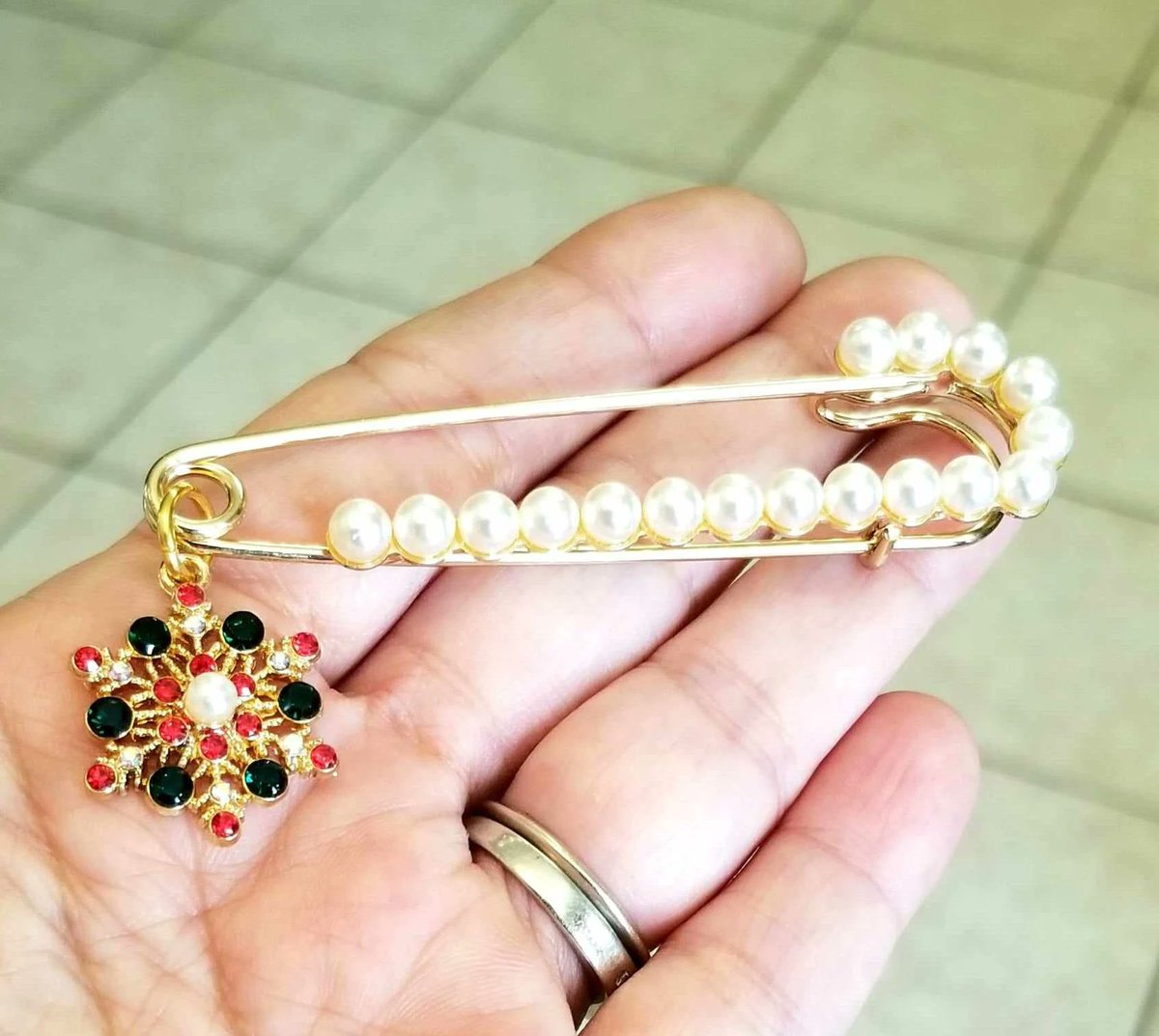 TrendingNowGift's tweet photo. Large Pearl Candy Cane Brooch with Crystal Snowflake Charm #jewelry #brooch #holidaybrooch #holidays #Christmasbrooch #christmasgift #ChristmasGiftIdeas #christmastime #Christmasjewelry #Candycane #gifts #giftideas #teachergift #handmadegifts
 https://t.co/g3ktbeJif6 via @Etsy https://t.co/2pEPbQp8Vx