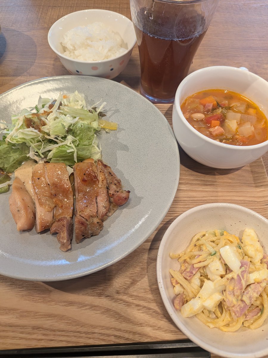 wqe5Nh6t2w9867's tweet photo. #昼飯 #ランチ #社食 #お昼ご飯  #おひるごはん #社員食堂 #サラメシ #lunch 
#lunchtime https://t.co/YeRGqfVgWE