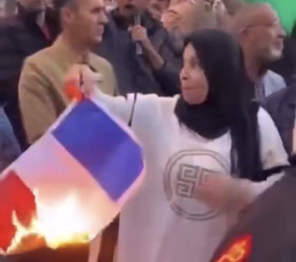_e111's tweet photo. العلم الذي يُرفع فوق الحرائق في الغرب لا يرفع قضية فلسطين، بل يُنزلها. https://t.co/HXIF04pWR9