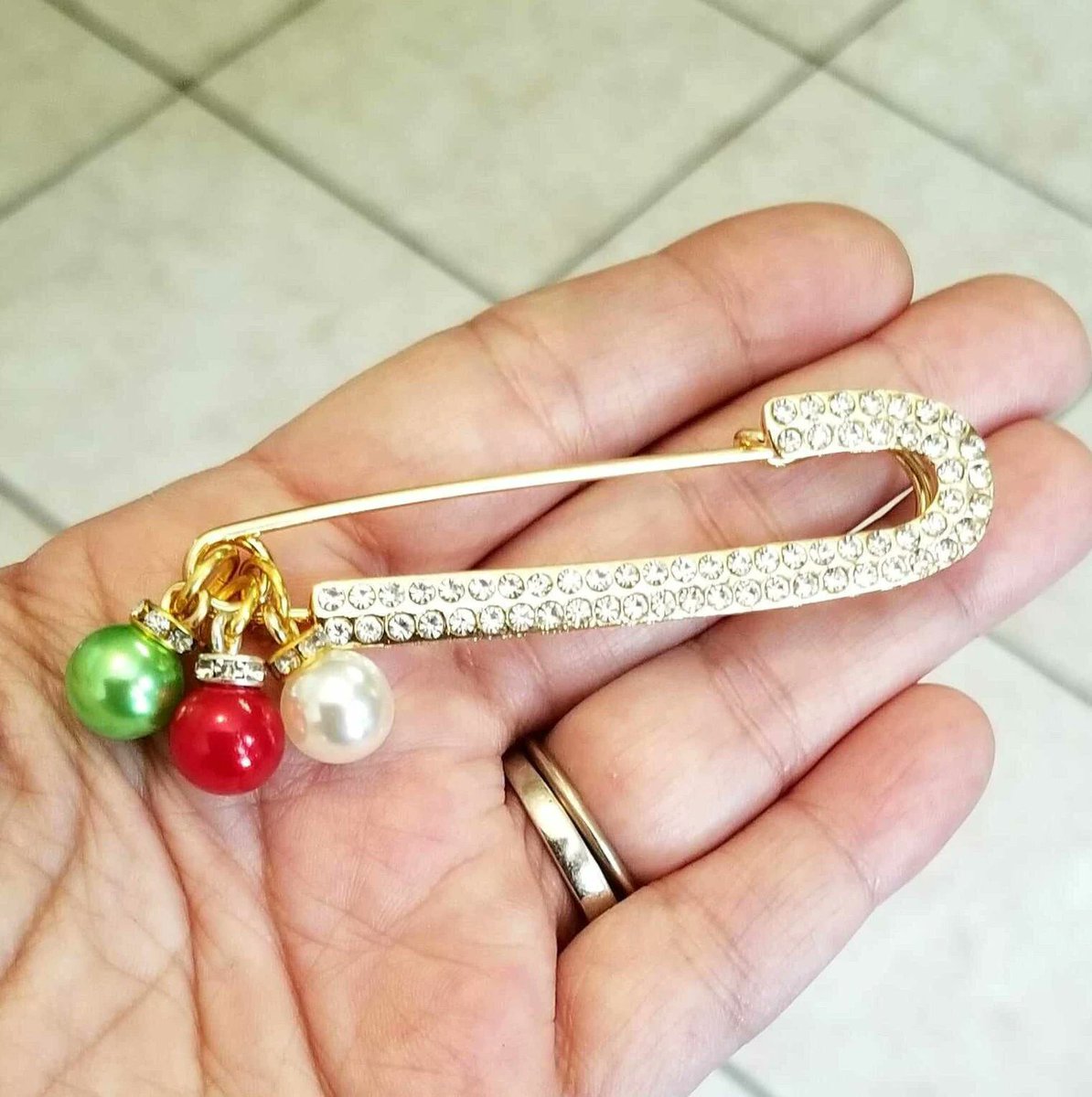 TrendingNowGift's tweet photo. Large Crystal Candy Cane Brooch with Ornament Charms  #jewelry #brooch #holidaybrooch #holidays #Christmasbrooch #christmasgift #ChristmasGiftIdeas #christmastime #Christmasjewelry #Candycane #gifts #giftideas #teachergift #handmadegifts
 https://t.co/R0rp1QjPW4 via @Etsy https://t.co/NisqNaRI8N