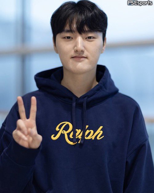 icosaec's tweet photo. they were right, blue looks great on the young master ^^ https://t.co/flS6xIiU32