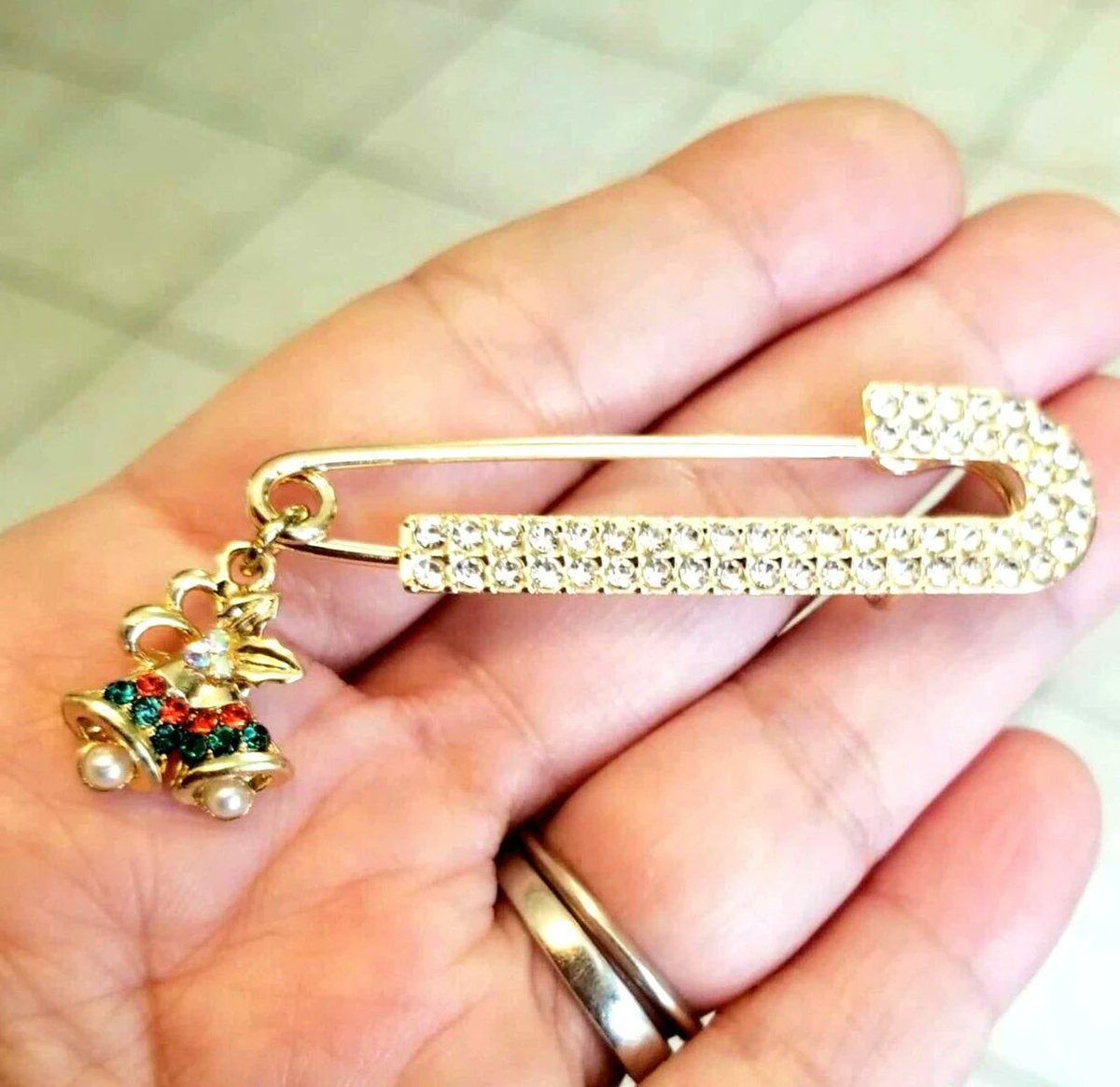 TrendingNowGift's tweet photo. Large Crystal Candy Cane Brooch with Crystal Bell Charm #jewelry #brooch #holidaybrooch #holidays #Christmasbrooch #christmasgift #ChristmasGiftIdeas #christmastime #Christmasjewelry #Candycane #gifts #giftideas #teachergift #handmadegifts
 https://t.co/6DTTcDHbX3 via @Etsy https://t.co/DtXooLbAe6