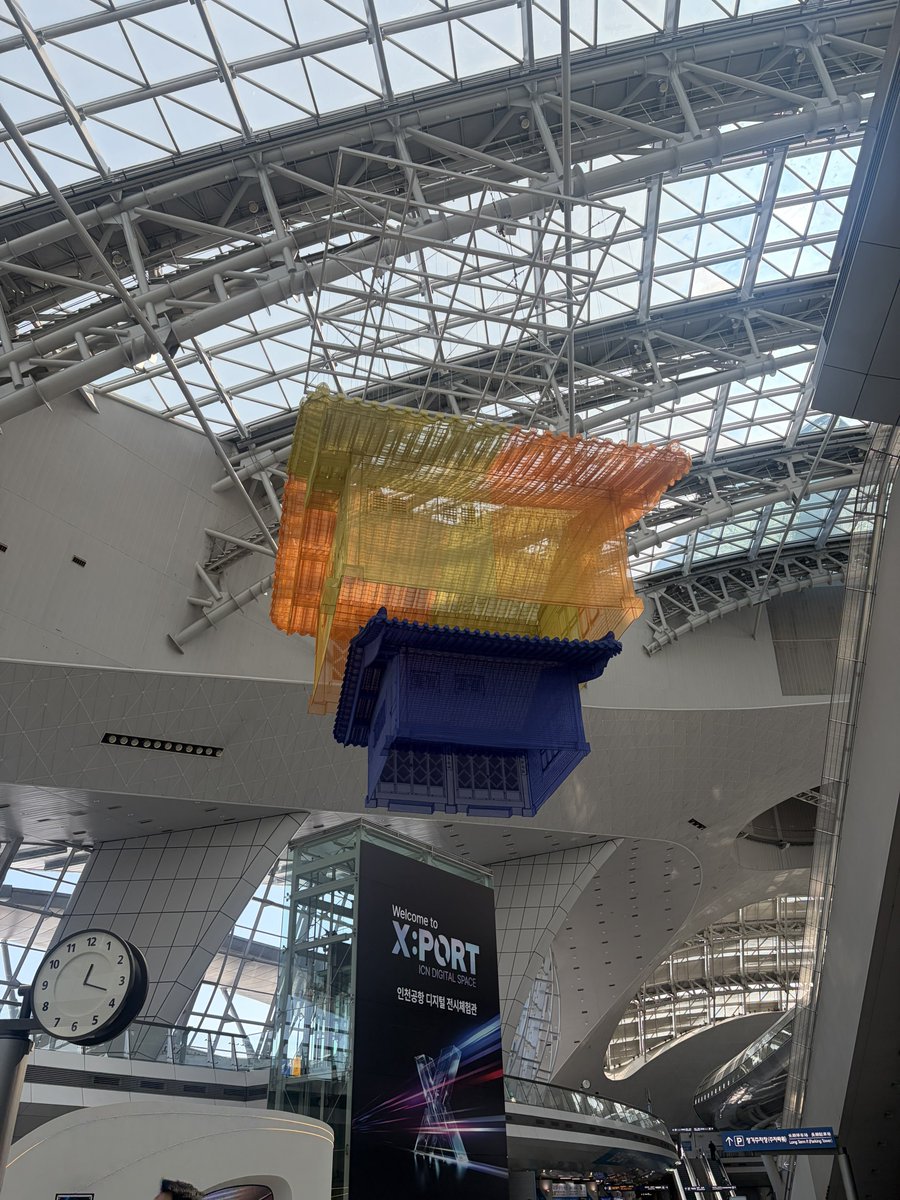 mingasugerbts's tweet photo. 仁川空港、突然のソ・ドホで仰天 https://t.co/ULJiWmELG0