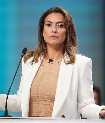 poponze's tweet photo. Soraya Thronicke rebate Eduarda Campopiano após a deputada chamá-la de desempregada:

“Sou empregadora, querida, tanto na advocacia quanto na motelaria, atividades que amo de paixão e das quais sinto muito orgulho. Aliás, em ambas estamos aceitando currículos. Se houver interesse de sua parte ou de alguém que você conheça, mande no privado, por favor. Aqui estamos contratando! Ah, e já abolimos a escala 6x1 há mais de um ano, tá? Aqui a gente não só fala, aqui a gente faz!”