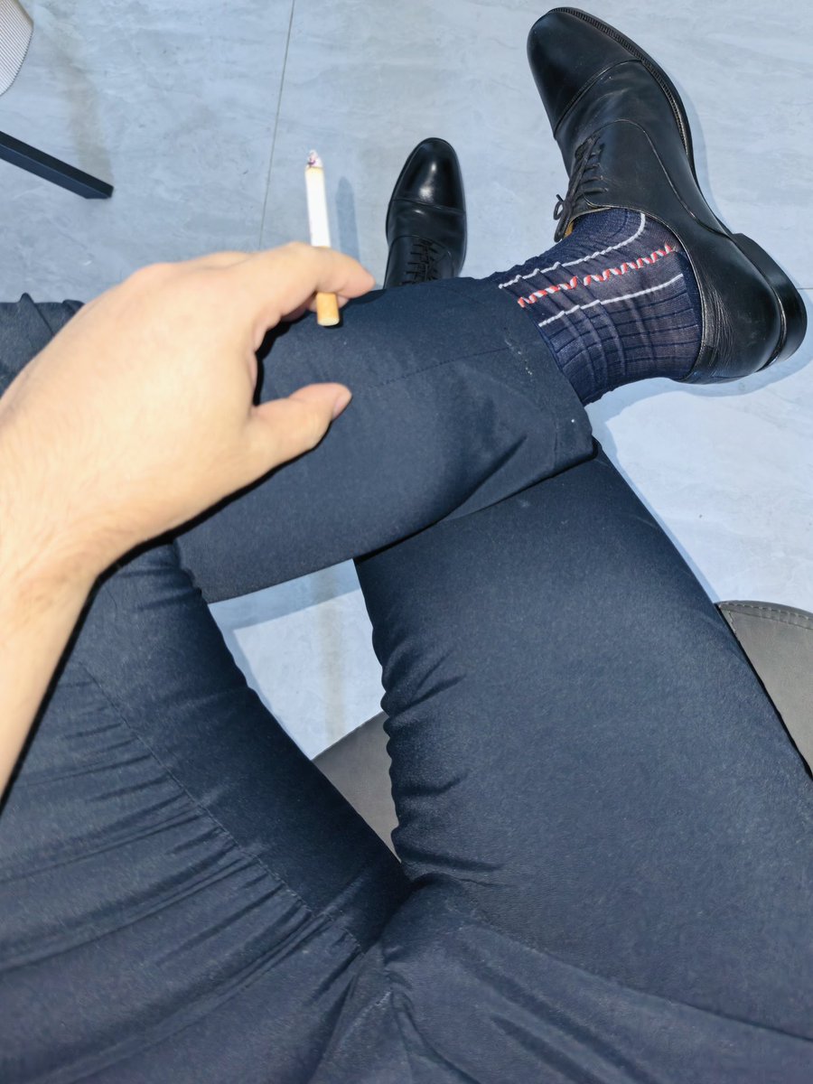 SCOTTSS3344's tweet photo. 深蓝色的这款锦纶丝袜好丝滑 好舒服 喜欢爹的皮鞋丝袜吗 #锦纶 #皮鞋丝袜 #chudai https://t.co/FlBQXx95q3