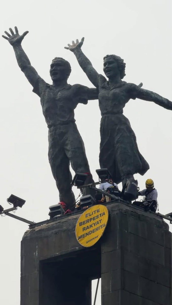 cariaeosa's tweet photo. KAWAN-KAWAN GREENPEACE MASIH TERJEBAK DI ATAS, SEMENTARA DI BAWAH SUDAH DIKEPUNG POLISI

TERIMA KASIH SUDAH BERANI BERSUARA DAN BERAKSI, KAKAK-KAKAK GREENPEACE. KITA BANTU KAWAL VIA SOSMED, JANGAN SAMPAI PERJUANGAN INI BERHENTI DI SINI! https://t.co/L6HPIgK8ZC