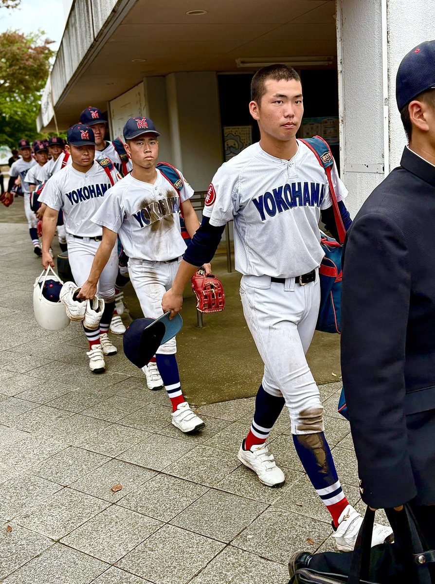 sano_twins's tweet photo. 秋季関東地区高校野球大会
20日 上毛新聞敷島球場
準々決勝 第一試合
横浜 9-2 樹徳 (７回コールド)
樹徳を７回コールドで下し四強入り！選抜出場を当確とした横浜。

村田監督、高山部長を先頭に川上主将ら選手が球場を後にする。

関東王者を目指して頑張って下さい！
#横浜
#秋季関東大会 https://t.co/4IzhsEaQD6