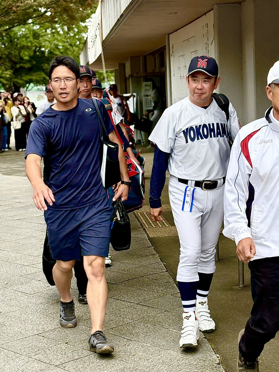 sano_twins's tweet photo. 秋季関東地区高校野球大会
20日 上毛新聞敷島球場
準々決勝 第一試合
横浜 9-2 樹徳 (７回コールド)
樹徳を７回コールドで下し四強入り！選抜出場を当確とした横浜。

村田監督、高山部長を先頭に川上主将ら選手が球場を後にする。

関東王者を目指して頑張って下さい！
#横浜
#秋季関東大会 https://t.co/4IzhsEaQD6