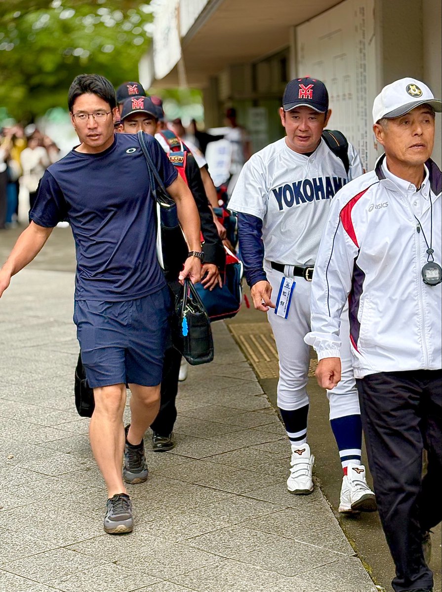 sano_twins's tweet photo. 秋季関東地区高校野球大会
20日 上毛新聞敷島球場
準々決勝 第一試合
横浜 9-2 樹徳 (７回コールド)
樹徳を７回コールドで下し四強入り！選抜出場を当確とした横浜。

村田監督、高山部長を先頭に川上主将ら選手が球場を後にする。

関東王者を目指して頑張って下さい！
#横浜
#秋季関東大会 https://t.co/4IzhsEaQD6