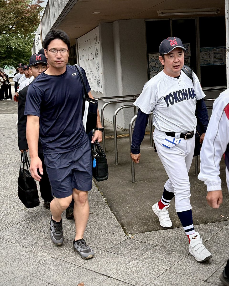 sano_twins's tweet photo. 秋季関東地区高校野球大会
20日 上毛新聞敷島球場
準々決勝 第一試合
横浜 9-2 樹徳 (７回コールド)
樹徳を７回コールドで下し四強入り！選抜出場を当確とした横浜。

村田監督、高山部長を先頭に川上主将ら選手が球場を後にする。

関東王者を目指して頑張って下さい！
#横浜
#秋季関東大会 https://t.co/4IzhsEaQD6