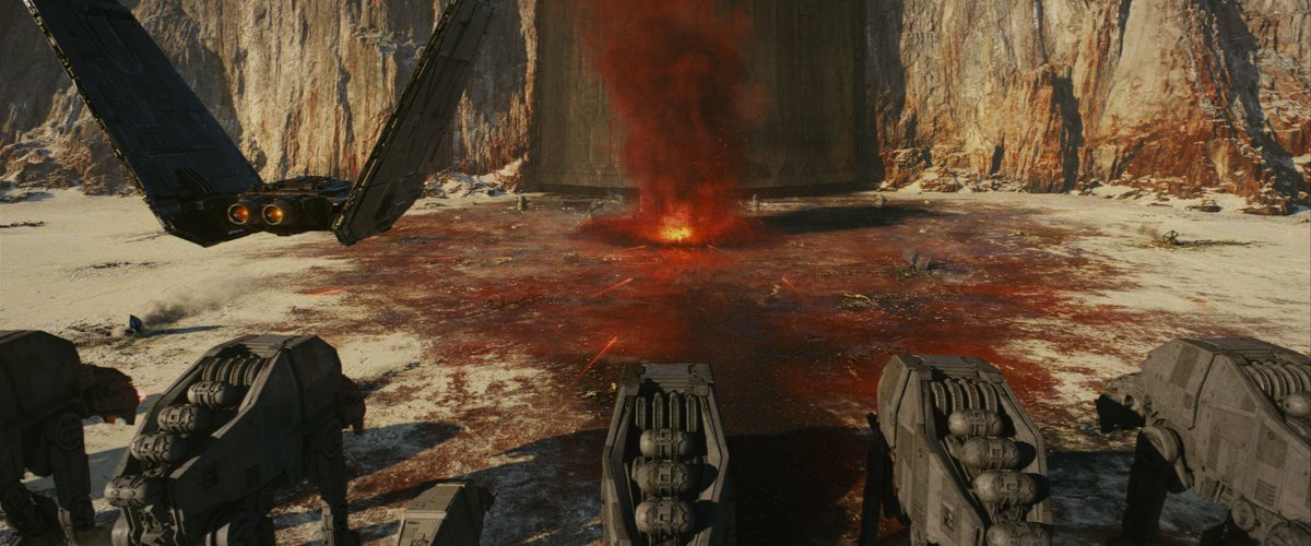 SWshotbyshot's tweet photo. Star Wars: The Last Jedi - shot 2454 https://t.co/JfVXTlW5Ln