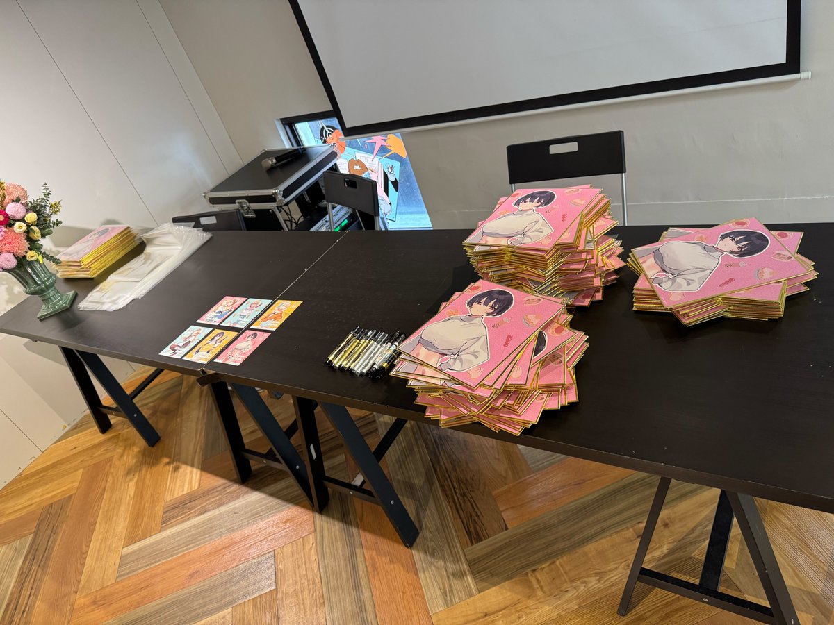 tonarinohey's tweet photo. 18日に台湾漫画基地にて開催された『上伊那ぼたん』サイン会に足をお運びいただき、ありがとうございました！

短い時間でしたが、ご参加いただけた皆さんとお会いでき、とても嬉しかったです。
個展自体は23日まで開催されます。ぜひ遊びにお越しいただければ幸いです。

#上伊那ぼたん #上伊那牡丹 https://t.co/7Q8RPTQTja