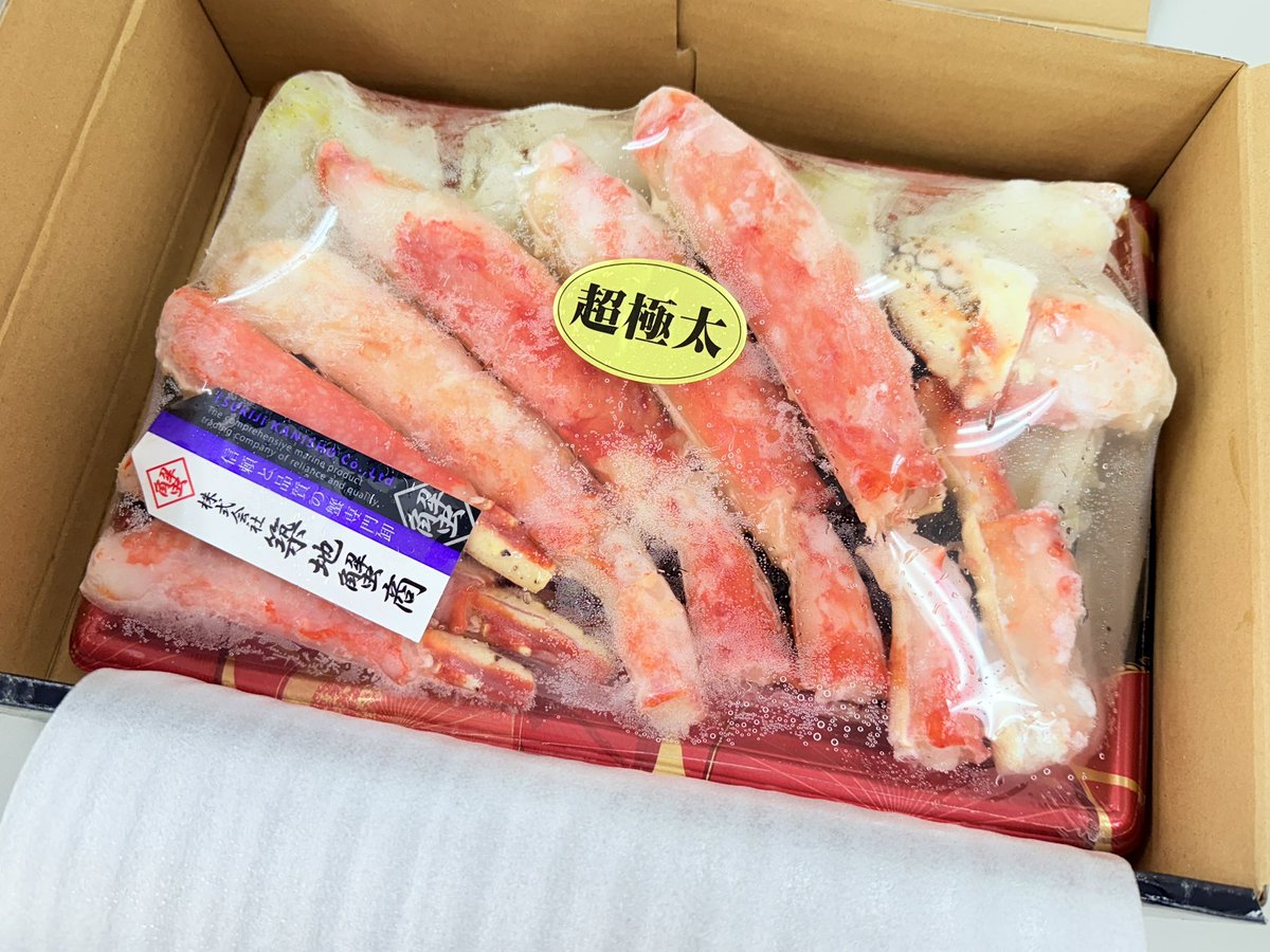 uosujp's tweet photo. ドーーーーーーン！！！
超！極太タラバガニ！！！
私の手首と同じ太さの足が入ってた⚡

しかも、殻半分剥いているので
身入り１００パーセント！！！

🦀ウオスで最安挑戦価格で販売スタート🦀
https://t.co/SjcQP0kQVC

#たらば #タラバガニ #極太 #カニ #蟹 #年末予約 #タラバ #ウオス #水産仕入れ #業務用 #海鮮 #カニ通販