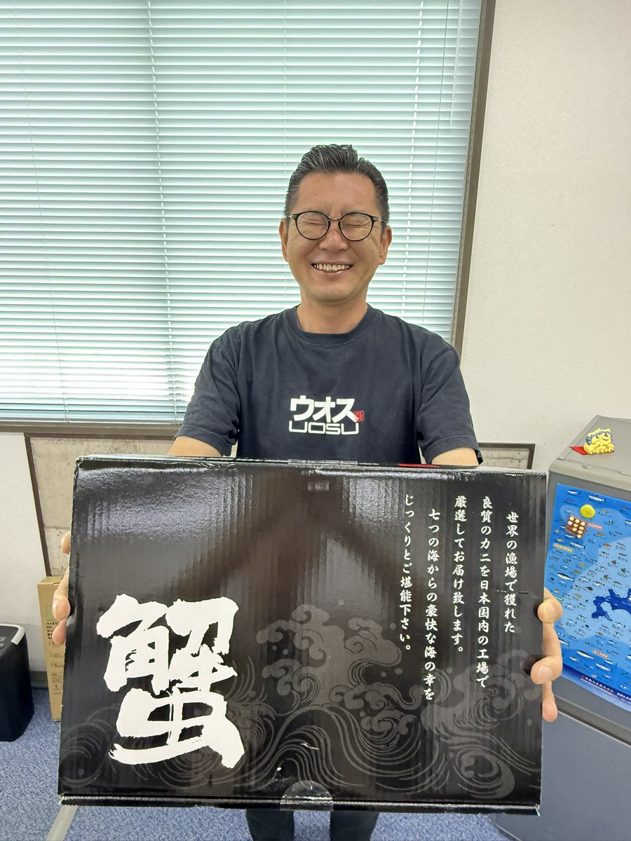 uosujp's tweet photo. ドーーーーーーン！！！
超！極太タラバガニ！！！
私の手首と同じ太さの足が入ってた⚡

しかも、殻半分剥いているので
身入り１００パーセント！！！

🦀ウオスで最安挑戦価格で販売スタート🦀
https://t.co/SjcQP0kQVC

#たらば #タラバガニ #極太 #カニ #蟹 #年末予約 #タラバ #ウオス #水産仕入れ #業務用 #海鮮 #カニ通販