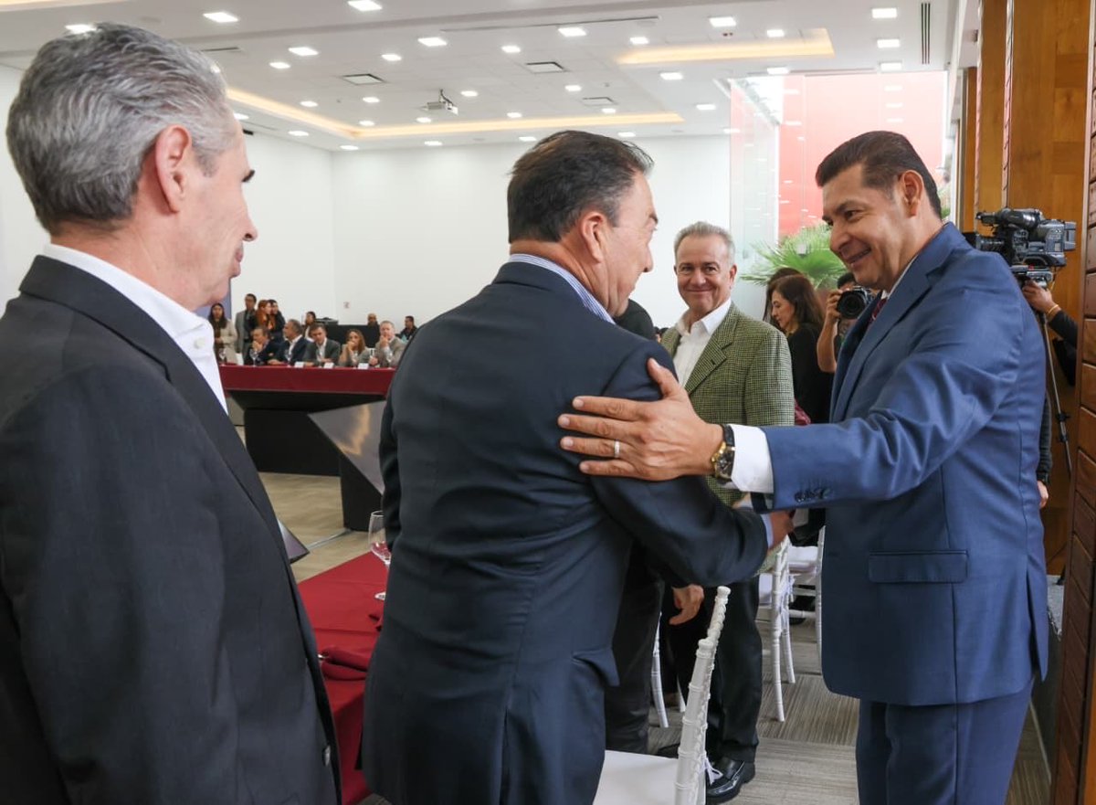 armentapuebla_'s tweet photo. Trabajamos en coordinación con presidentes municipales de la Cuenca del Alto Atoyac 🌊 para avanzar en el saneamiento del río y fortalecer las acciones de cuidado ambiental en la región.💧🤝🏻 https://t.co/Hussf7LUwo