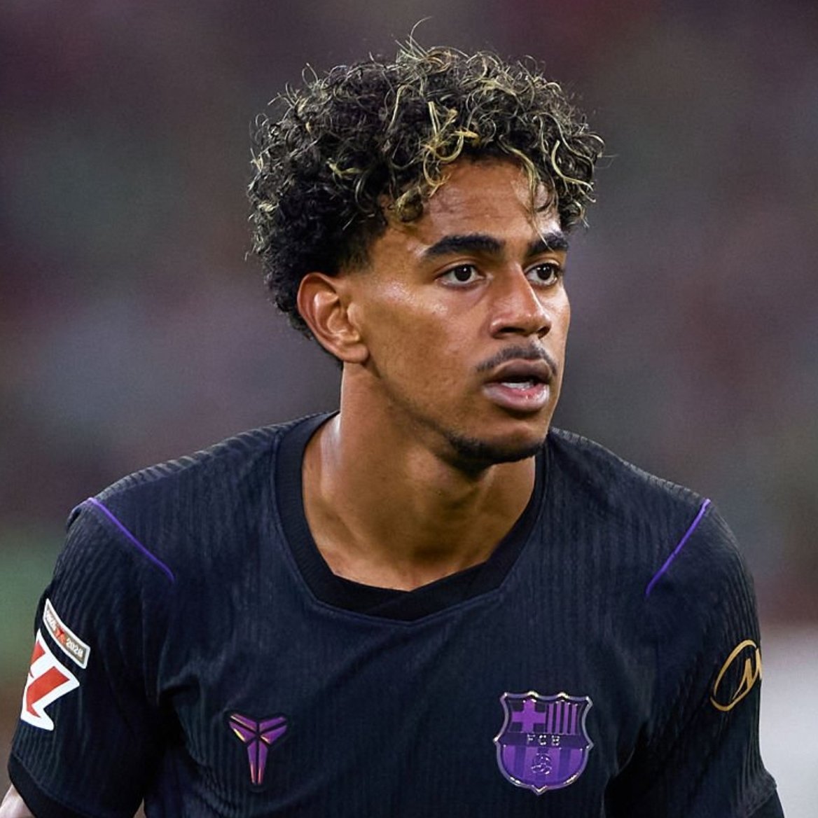 TouchlineX's tweet photo. 🚨💣 𝐄𝐗𝐂𝐋𝐔𝐒𝐈𝐕𝐄: Luis Enrique is afraid of Lamine Yamal's unpredictability, as he will not have Nuno Mendes to stop him today.

Sources indicate that he believes Lucas Digne will require additional defensive support to contain Lamine Yamal, having observed their encounter during the World Cup, where the Barcelona winger proved particularly difficult for Digne to handle.

For this reason, some players have instructions to double or triple mark him if needed, depending on the circumstances.