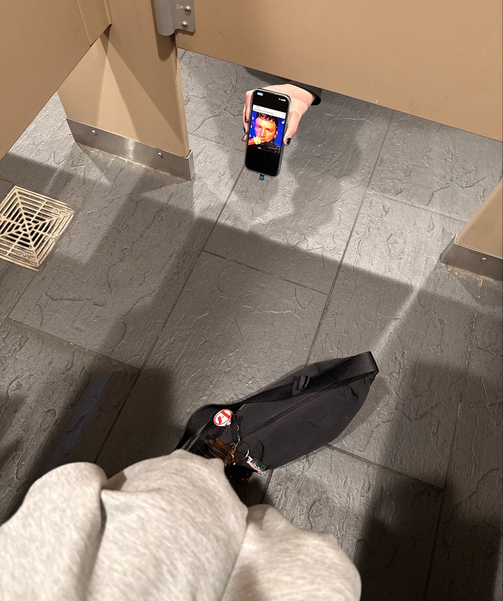 emmiesconcerned's tweet photo. can i fucking help you? https://t.co/44rUgQvYRG