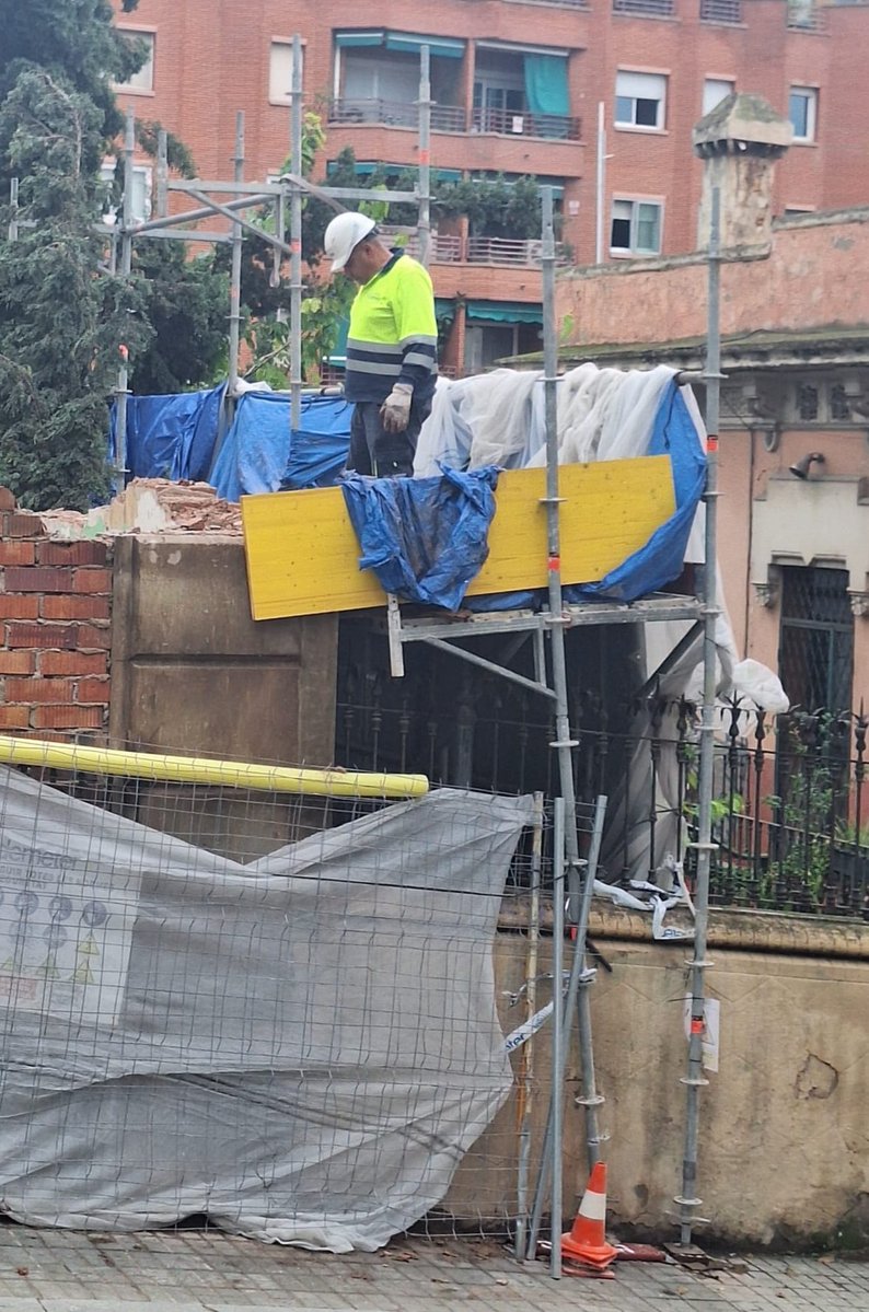 MiroClosa's tweet photo. 🚨🔊RIESGO DE CAÍDAS EN ALTURA💥🤕

👷🏻‍♀️Trabajos de derribo de viviendas⚒️

❌Trabajos con altura >2m, sin barandilla de seguridad🚧 ni sistema anticaídas⛓️‍💥🪝🧗🏻‍♀️
❌Andamio sin nivelar⚠️

RD1627 Plan de Seguridad y Salud📚⚖️

#PRLimages #PRL https://t.co/9BDacL6Jfk
