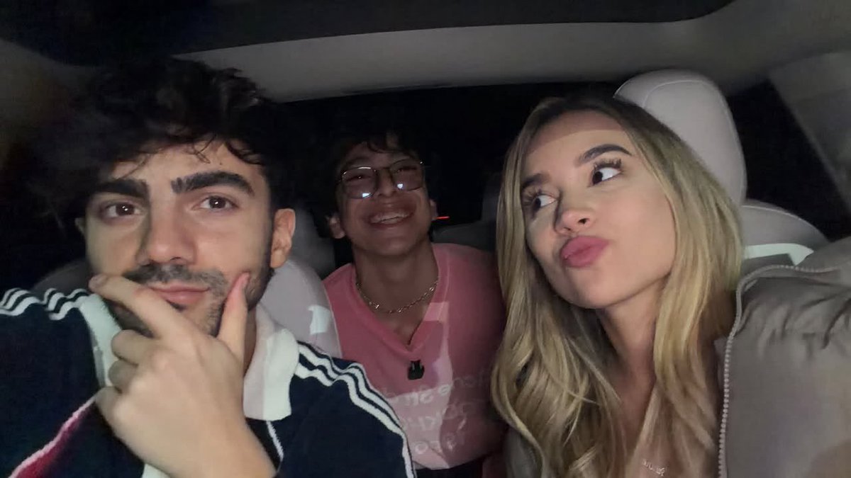 AlexiaNavadkaf's tweet photo. Y Carlitos siendo fan del ship y estando presente es lit nuestra representación!
FEDEBRI IS BACK https://t.co/am8HCF4mVz