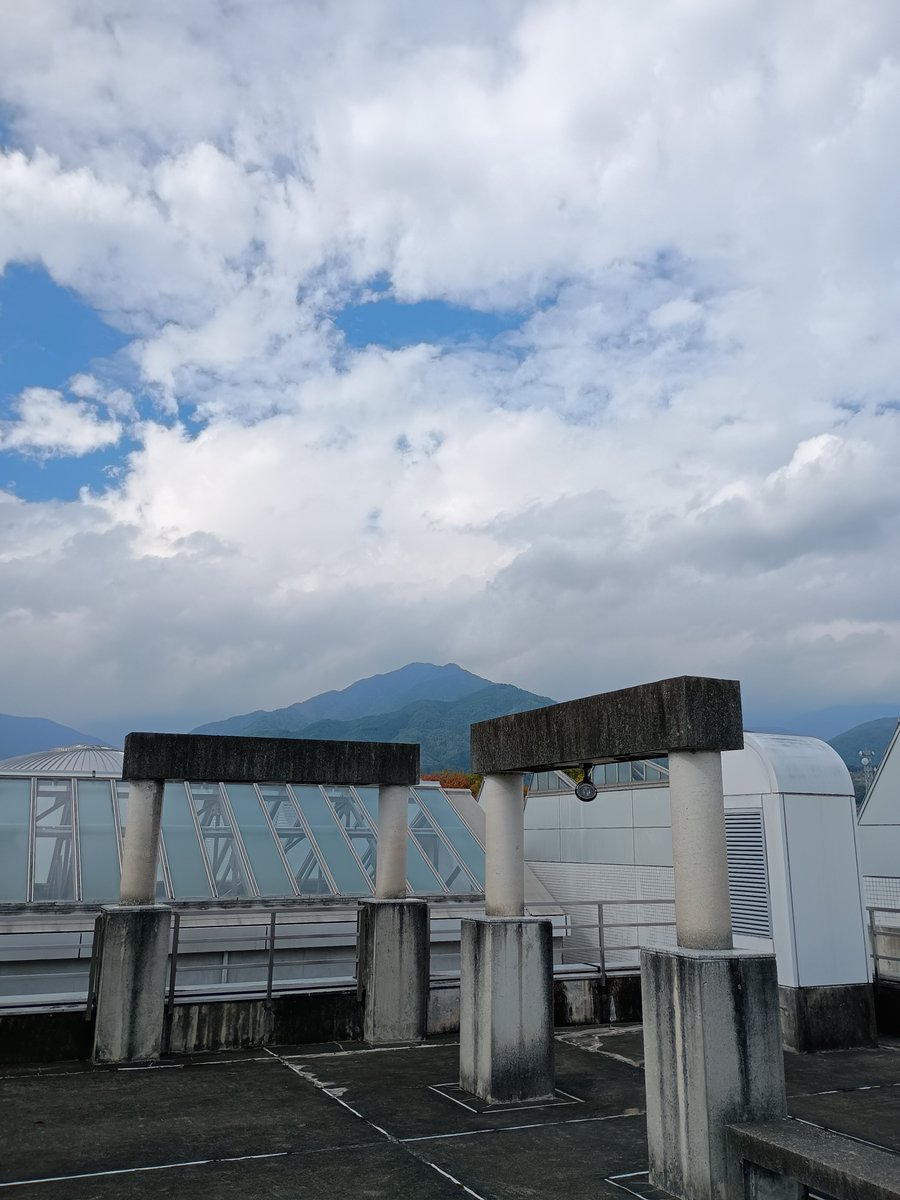 hiraemom's tweet photo. 今の職場から近いところ。
著名な建築家が手掛けた施設。もう絶対に作るなんてできないデザイン。好きで時間あれば上る屋上にて、お弁当。

陽射しがこの時期のものとは思えない強さ。何て記したら少しも湿気を帯びた風が、暑さを和らげる。

午後の検査を前にここで昼食&amp;ぼんやり。
気分が上がらん‥ https://t.co/MaurzyKLhH