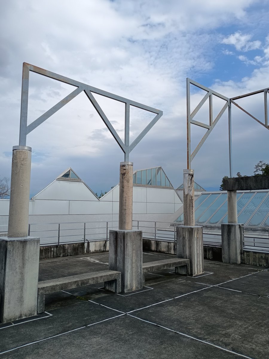 hiraemom's tweet photo. 今の職場から近いところ。
著名な建築家が手掛けた施設。もう絶対に作るなんてできないデザイン。好きで時間あれば上る屋上にて、お弁当。

陽射しがこの時期のものとは思えない強さ。何て記したら少しも湿気を帯びた風が、暑さを和らげる。

午後の検査を前にここで昼食&amp;ぼんやり。
気分が上がらん‥ https://t.co/MaurzyKLhH