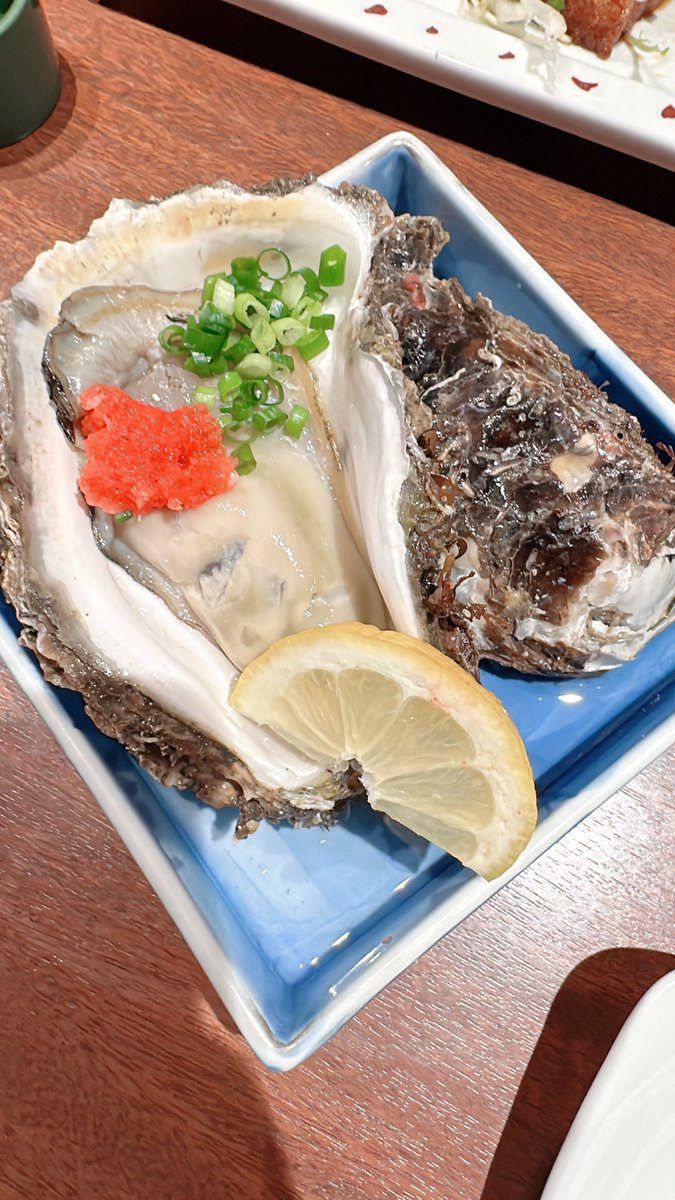 younglyh02's tweet photo. [新鮮な海鮮を使った刺し身は、旨みが濃厚で、食べやすくて何枚でも食べられちゃう。本当に鮮途寡刺の逸品だ]， https://t.co/Ecn15r1gmK