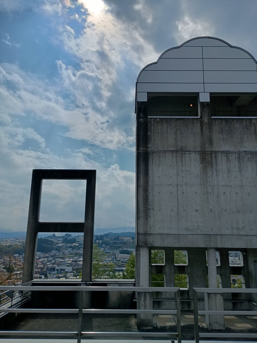 hiraemom's tweet photo. 今の職場から近いところ。
著名な建築家が手掛けた施設。もう絶対に作るなんてできないデザイン。好きで時間あれば上る屋上にて、お弁当。

陽射しがこの時期のものとは思えない強さ。何て記したら少しも湿気を帯びた風が、暑さを和らげる。

午後の検査を前にここで昼食&amp;ぼんやり。
気分が上がらん‥ https://t.co/MaurzyKLhH