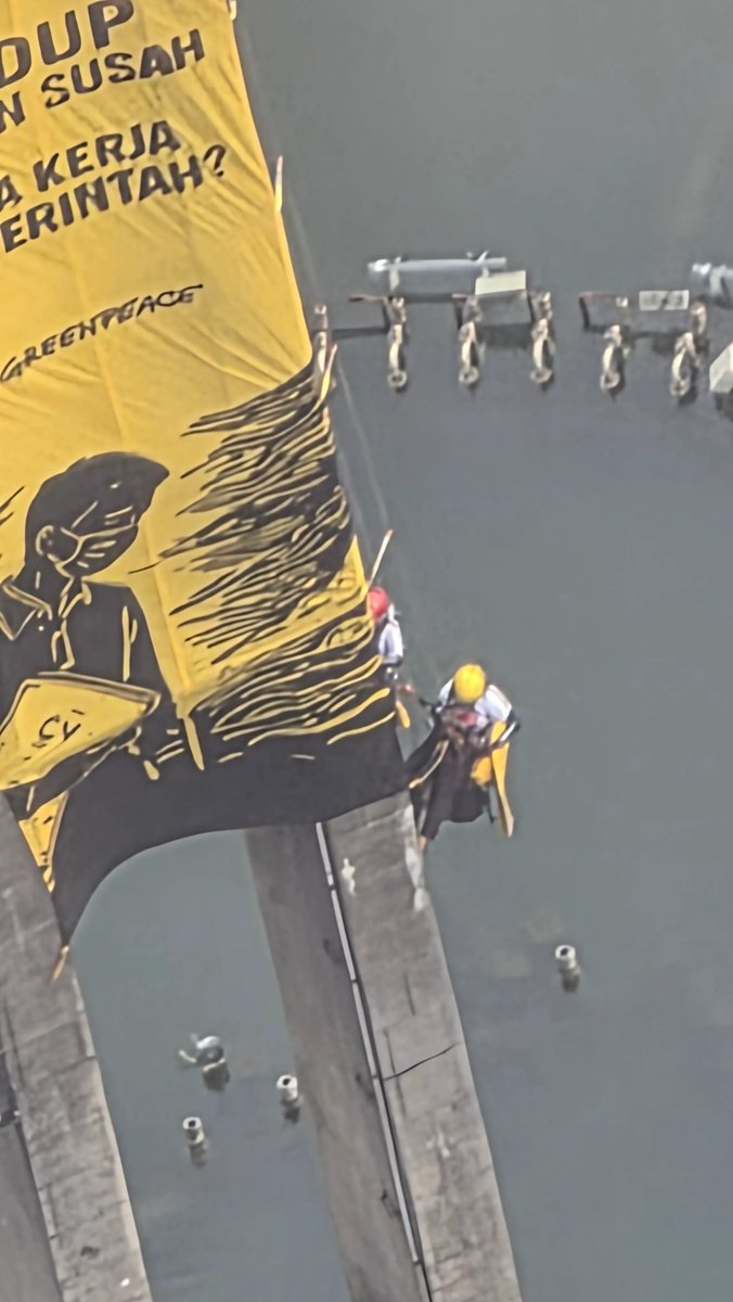KapudS640's tweet photo. Salut buat Greenpeace Indonesia! Foto ini diambil dari atas. 👏✊ https://t.co/gtzq6WVFit
