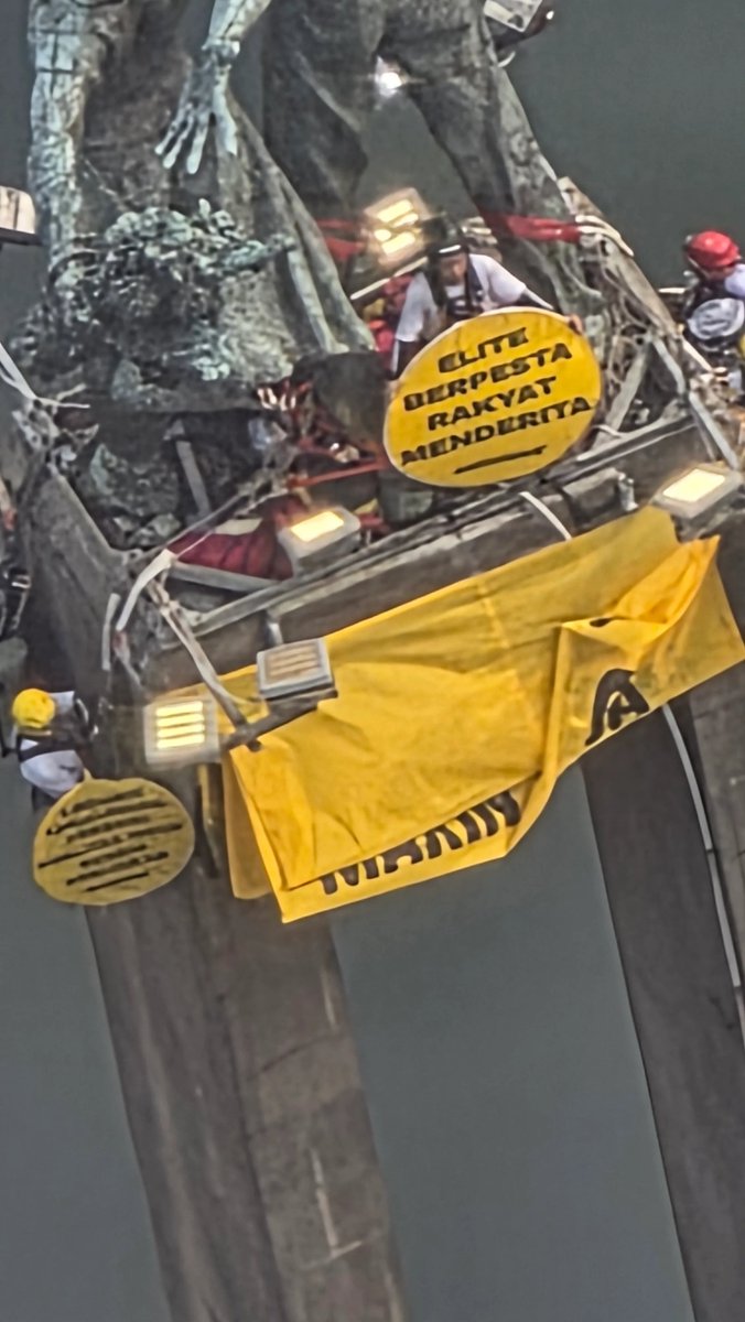 KapudS640's tweet photo. Salut buat Greenpeace Indonesia! Foto ini diambil dari atas. 👏✊ https://t.co/gtzq6WVFit