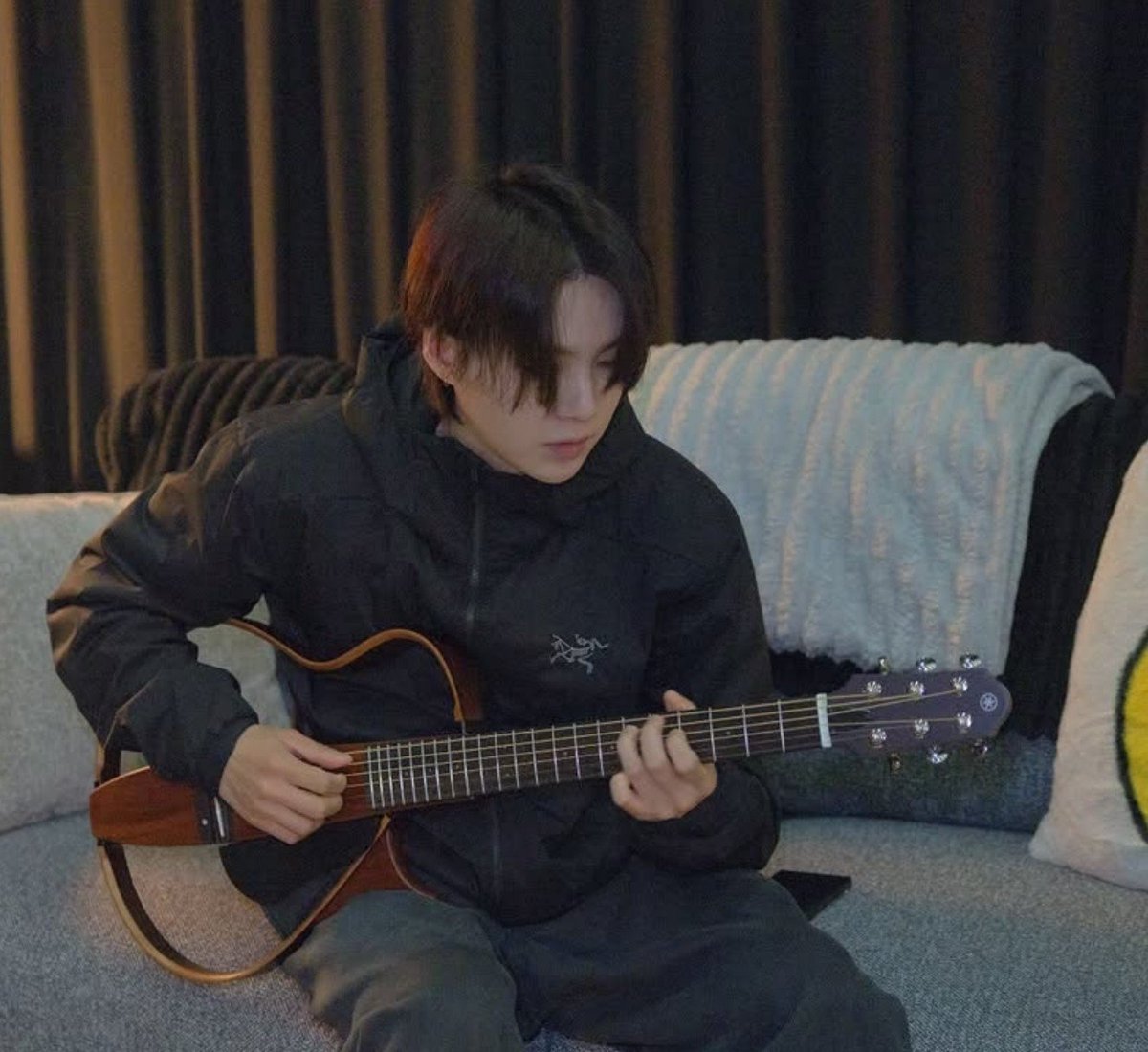 koovarbie's tweet photo. Yoongi mentioned jungkook on his instagram post

🐱: This is not my guitar it's jungkook's guitar..

omg 😭🫶🫶 https://t.co/AQgwq7Z43m