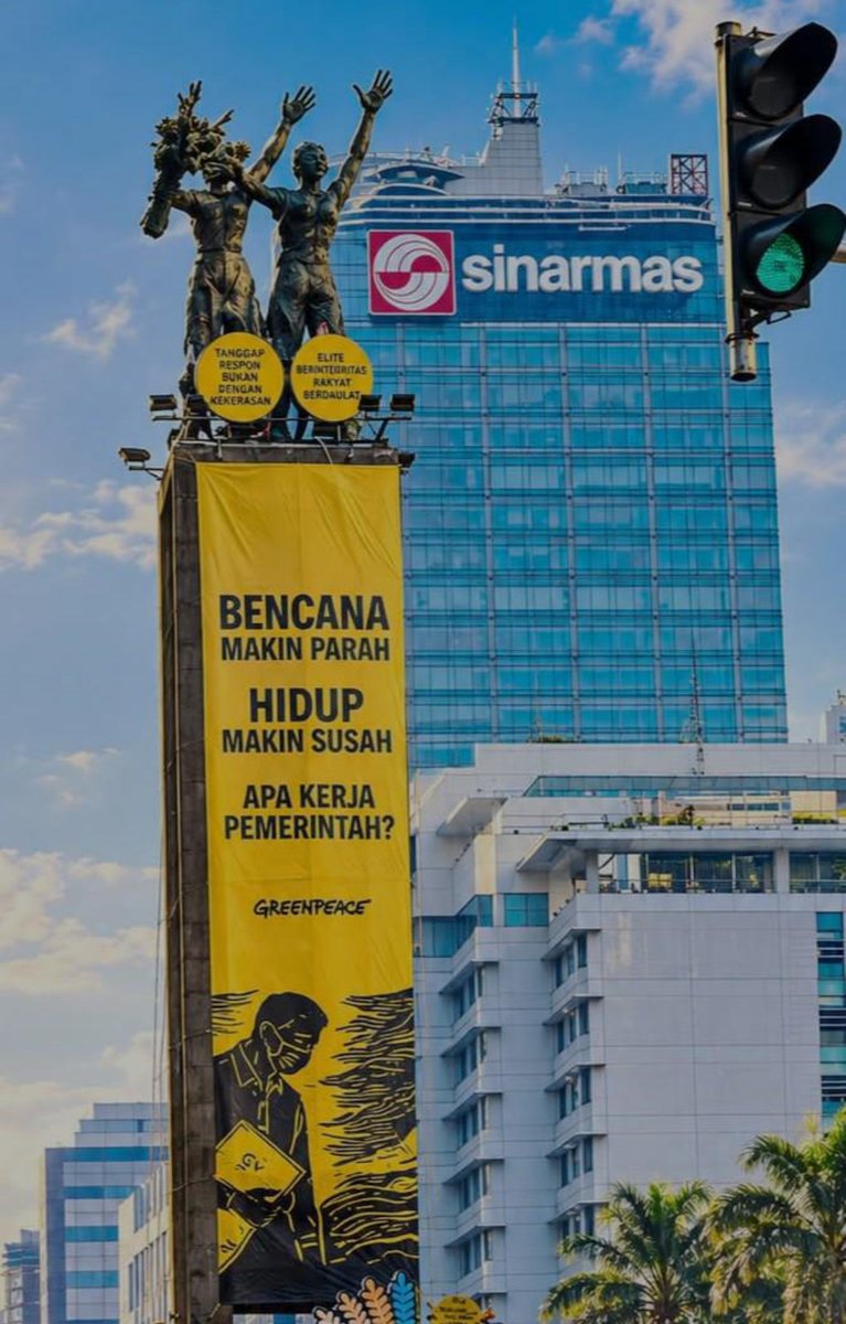 satirnesia's tweet photo. tau gak yang menarik dari banner greenpeace di bundaran hi apa? 

ada tulisan "bencana makin parah", terus ketika difoto, di belakangnya ada salah satu gedung perusahaan yang lagi rame dibahas karena kebakaran hutan dan lahan. 

meskipun cuma terpasang sebentar, tapi sangat menarik perhatian, bahkan seperti ada pesan tersiratnya. good move, greenpeace!