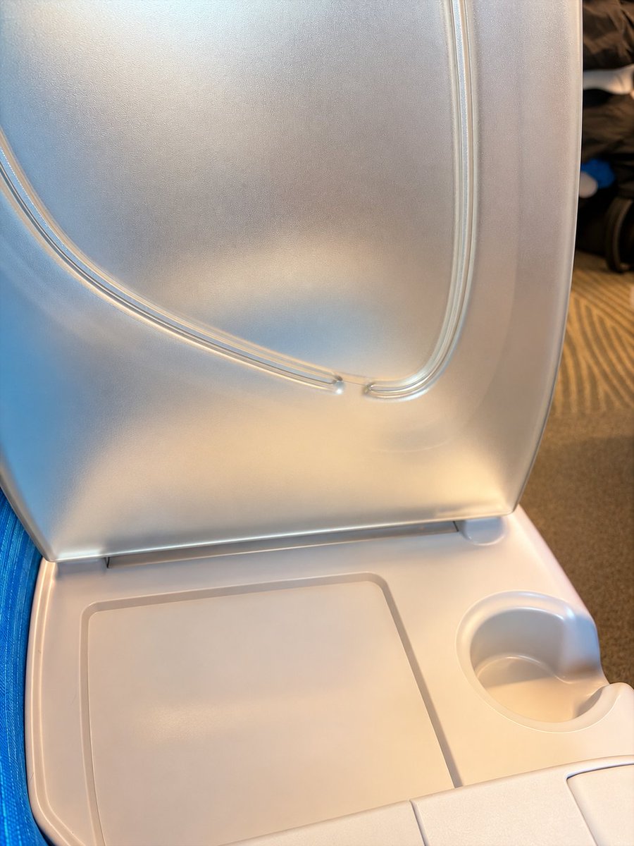PointsPro's tweet photo. 🚨 S Work P seat on Shinkansen

JR Central/West Tokaido and Sanyo Shinkansen (Tokyo - Nagoya - Kyoto - Osaka - Hiroshima - Hakata) have this cool concept

Middle seat blocked with partition 😀

Window seat is even better 

Good for solo travellers 

2k ¥ extra https://t.co/hviZKw6jbH