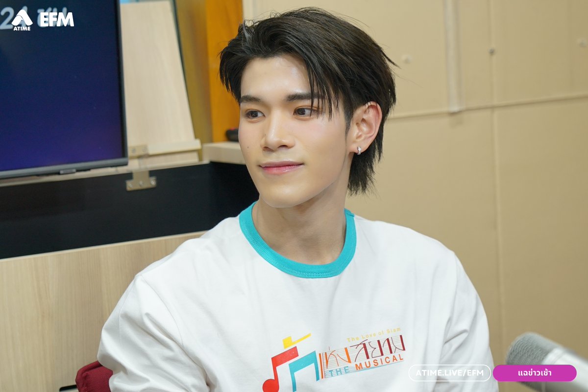 EFM_STATION's tweet photo. แฉข่าวเช้าวันนี้ ชวน เจมีไนน์ และ โฟร์ท มาคุยถึงการเตรียมพร้อมและการทำงานเบื้องหลังละครเวที รักแห่งสยาม The Musical กับความท้าทายในการถ่ายทอดตัวละครผ่านศาสตร์การแสดงรูปแบบใหม่ ที่ต้องก้าวข้ามขีดจำกัดและค้นหาแง่มุมที่แตกต่าง เพื่อพาเรื่องราวความรักในตำนานกลับมามีชีวิตอีกครั้งบนเวที
.
เตรียมพบกับเสน่ห์ของรักแห่งสยามในเวอร์ชั่นที่ยังคงกลิ่นอายความทรงจำจากต้นฉบับ แต่ถูกหยิบมาตีความใหม่ในรูปแบบละครเวที พร้อมเพลงใหม่ที่ได้ พิช วิชญ์วิสิฐ นักแสดงจากเวอร์ชั่นภาพยนตร์ มาร่วมสร้างสรรค์เบื้องหลัง เติมมิติใหม่ให้เรื่องราวที่หลายคนผูกพัน
.
ร่วมสัมผัสความทรงจำบทใหม่ใน รักแห่งสยาม The Musical วันที่ 11–25 ธันวาคม 2569 ณ เมืองไทยรัชดาลัย เธียเตอร์ เปิดจำหน่ายบัตร 25 ตุลาคมนี้ ทางไทยทิคเก็ตเมเจอร์

รับชม แฉข่าวเช้า ย้อนหลังทาง YouTube : ATIME
 
#EFM94 #แฉข่าวเช้า #เจมีไนน์โฟร์ท #GeminiFourth #รักแห่งสยามTheMusical #GMMTV