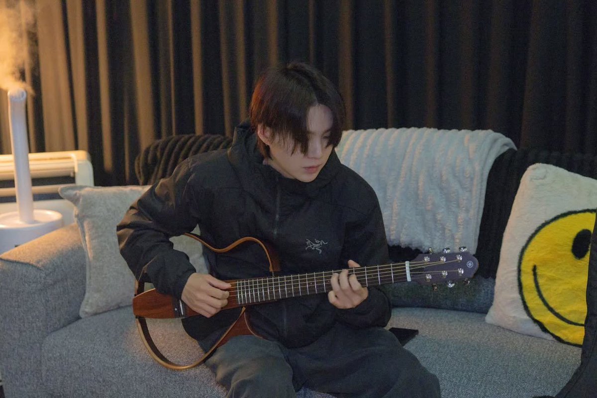 jjkclean's tweet photo. O yoongi em seu Instagram 😭😭💜

🐱Não é a minha guitarra, é a guitarra do Jungkook... https://t.co/i2KZcnSfMJ