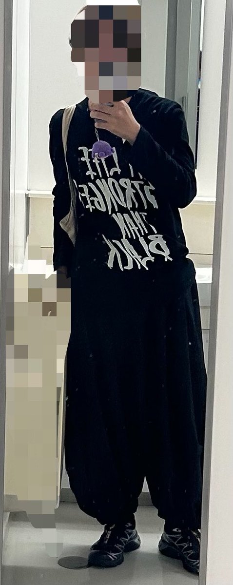 ENERGY_comes's tweet photo. 人生が黒よりも強いおばさんが登校 https://t.co/TFQpzagAs6