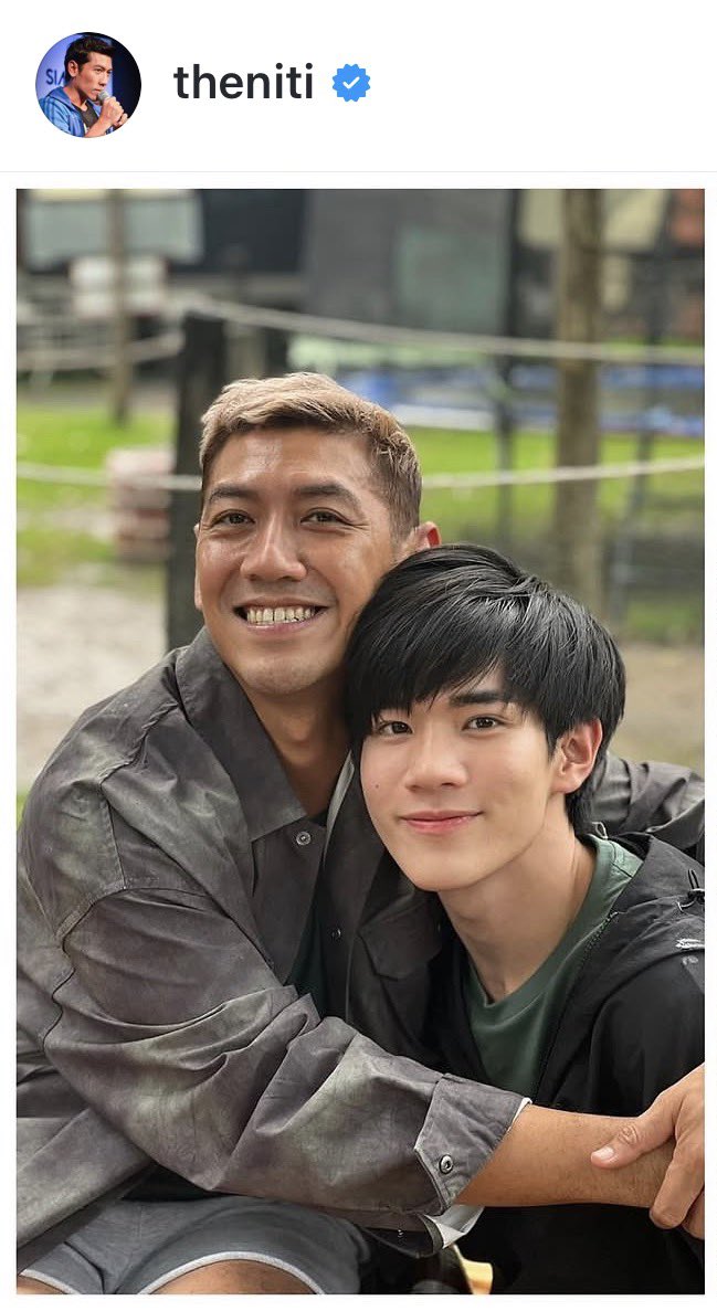 myparadise1821's tweet photo. ทำงานกับยายป๋อมแป๋มเป็นยังไงบ้าง?
GEMINIFOURTH LOVE OF SIAM
#รักแห่งสยามTheMusical 
#Fourthnattawat #โฟร์ทณัฐวรรธน์

โฟ้ด: “อู๊ยยย ตลกมาก ยายชอบแถมมุขอะไรแบบ... คือเล่นทุกครั้งนะละครเวทีบอกเลยถ้าเล่นกับยายป๋อมแป๋มนะไม่เหมือนกันซักครั้งเลย ก็จะจับทางไม่ถูกเลยจังหวะเค้าอะ”

เอ็นดูอะ อยากเห็นยายป๋อมแป๋มทำงานกับน้องโฟ้ดอีก อยากขำด้วย555555555555555