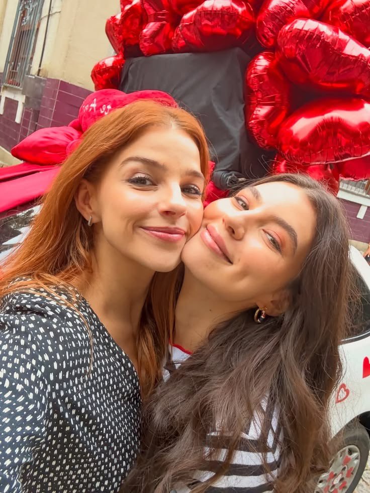 lanitsrey's tweet photo. 1 ano de lorena ferette e eduarda fragoso! te amo loquinha, te amo https://t.co/mUQt8UQH7t