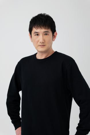 oricon_anime_'s tweet photo. マックイーン声優・土田大さん死去
先月、『カーズ』20周年祝福コメント寄せる
⠀
「本当に幸せな20年でした」
「みんなまた会おうね！カチャウ！」
https://t.co/EpJ87TuwsM
⠀
コメント全文
『カーズ』公開20周年おめでとうございます！今ではおなじみの赤いボディにナンバー95と稲妻マークが印象的なレーシングカー。ひとたびレースで走れば速い。と、いかにも主人公らしいキャラクターですが、 その内面は欠点だらけ。そんな彼が本当に大切なものを通して成長していく様子は「カーズ」シリーズにおけるマックィーンの最高の魅力ではないでしょうか。「あるじいちゃんレーシングカーが教えてくれたんだ。あんなのタダの置物だって」最高です。時代が変わっても変わらないものがずっとある。私が感じるカーズの世界の魅力のひとつであり、20年経った今もそれは全く色褪せません。振り返れば、シリーズ続編はもとより、短編、ショー、ゲーム等、さまざまなコンテンツで皆さんとお会いできて、本当に幸せな20年でした。今も世界のどこかで最高の相棒と共にマックィーンは走り続けていることでしょう。みんなまた会おうね！カチャウ！