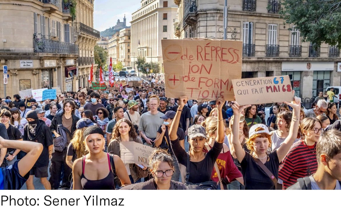 JoseMSantana10's tweet photo. Desde Ronald Reagan y Margaret Thatcher, la contrarrevolución neoliberal ha ejecutado un desmantelamiento quirúrgico y sistemático de las conquistas del bienestar social. Con las redes sociales han domesticado conciencias al punto de lograr que las víctimas voten por sus verdugos de derecha neoliberales y culpen al fantasma de una izquierda que no ha creado este desastre. Pero esa farsa está colapsando gradualmente: actualmente, una juventud precarizada, asfixiada por la deuda y despojada de futuro en la mayoría de los países del mundo sitúa la policrisis educativa en el epicentro de la resistencia global. Cuando la hegemonía corporativa del mercado (profit over people) ya no garantiza ni supervivencia ni movilidad social, el adoctrinamiento muere y la rabia de clase empieza a pasar factura. Aquí les dejo cuatro artículos que explican a fondo la crisis actual.

1. https://t.co/ojfiG0w8Gf

2. https://t.co/Hs9RNS52zh

3. https://t.co/K3UtrhRjU4

4. https://t.co/OBrzMVkkpN