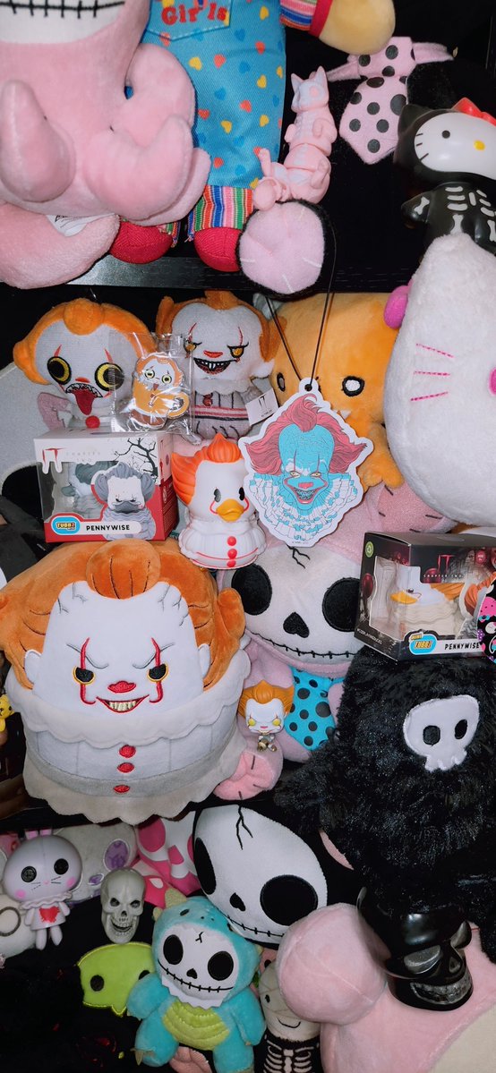 Miichel701's tweet photo. #pennywise #halloweenedition #October #it #spookytober #spookyseason #SpookySzn #spooky #halloween #figure #figures #toys #toy #collection #toycore #plushies #toycollector #toycollection #decor #spookyvibes #maximalist #myroom #ducks #rubberduck #cosplayingducks #duck #tubbz https://t.co/nzl8R0LC2F