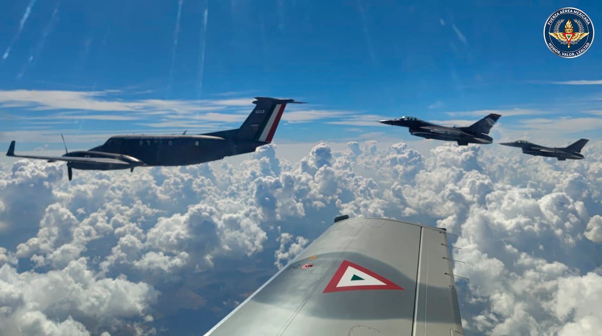 FuerzaAereaMx's tweet photo. "Amalgam Eagle" es un ejercicio binacional que reúne a las Fuerzas Aéreas de México y Estados Unidos para realizar operaciones en materia de defensa aérea, búsqueda y rescate. 

Como parte del escenario, se simula que una aeronave despega sin el código de identificación asignado, por lo que las autoridades de ambos países establecen coordinación para detectar, identificar e interceptar el vuelo. 

Las aeronaves participantes realizan la intercepción y escoltan al tráfico desconocido simulado hasta la frontera, poniendo en práctica procedimientos de coordinación e intercambio de información.  
 
Además del entrenamiento operativo, esta actividad permite fortalecer los lazos de trabajo y amistad entre las instituciones participantes, así como conocer y coordinar los procedimientos de actuación entre Fuerzas Aéreas.