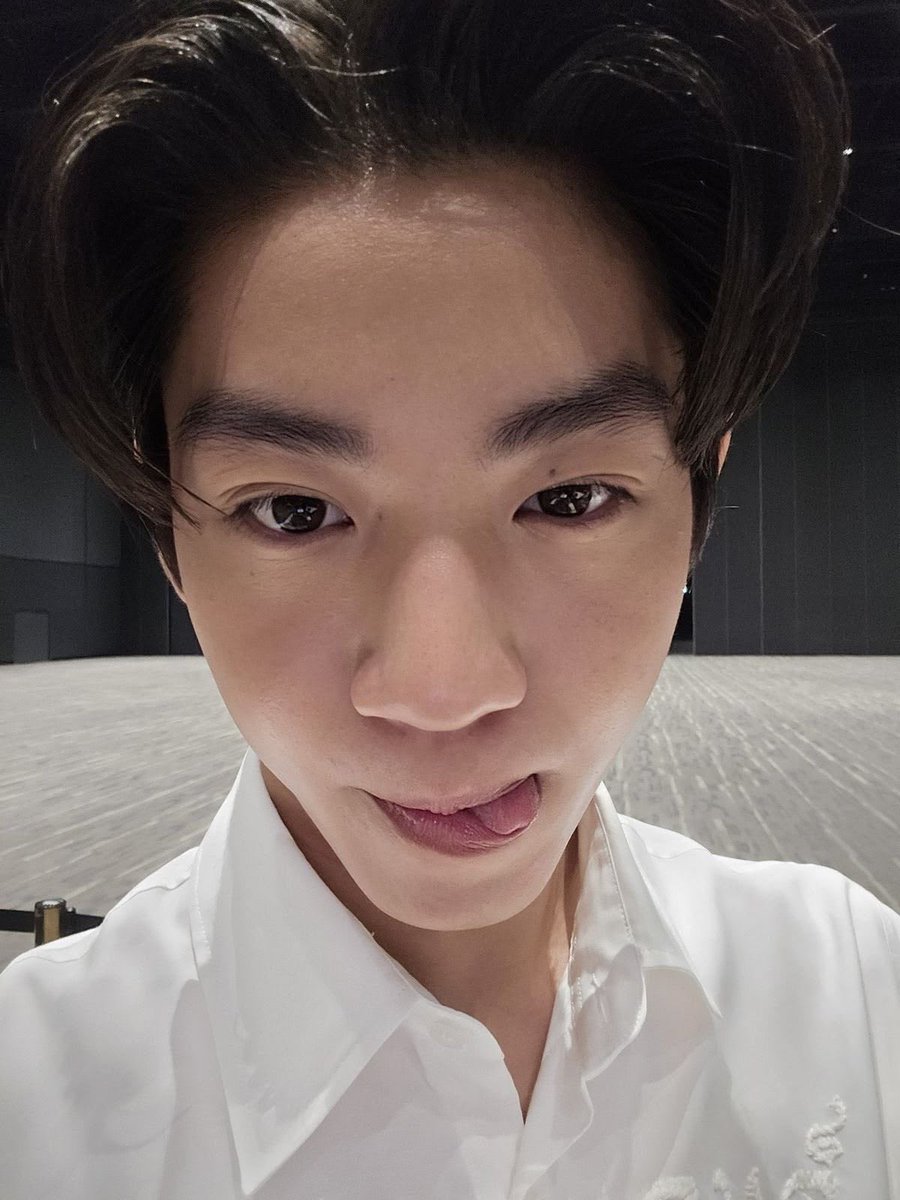 mondpropon's tweet photo. ╰ ★ #AlmondProgress i love when almond takes selfies like these 😋😎 https://t.co/1EoY7Xr1m6